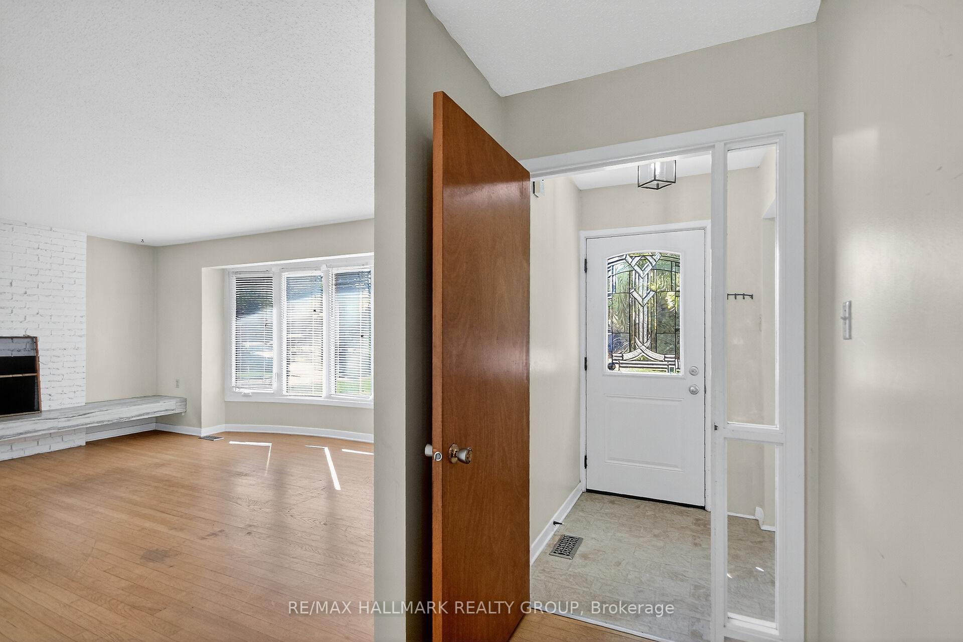 Photo 2 of 3 Sutton Place, Ottawa, City View/Skyline/Fisher Heights/Parkwood Hills — HOMEH