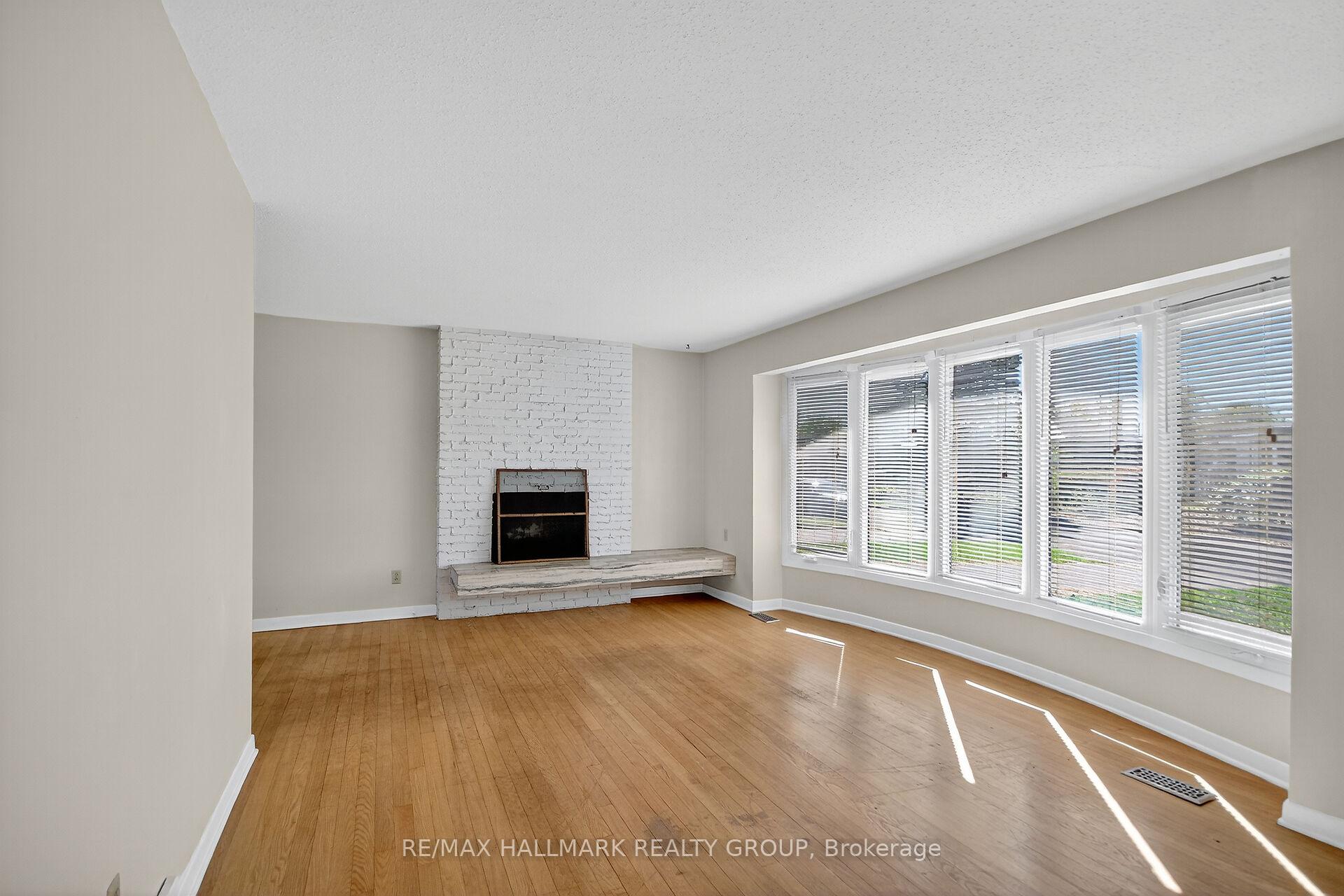 Photo 3 of 3 Sutton Place, Ottawa, City View/Skyline/Fisher Heights/Parkwood Hills — HOMEH