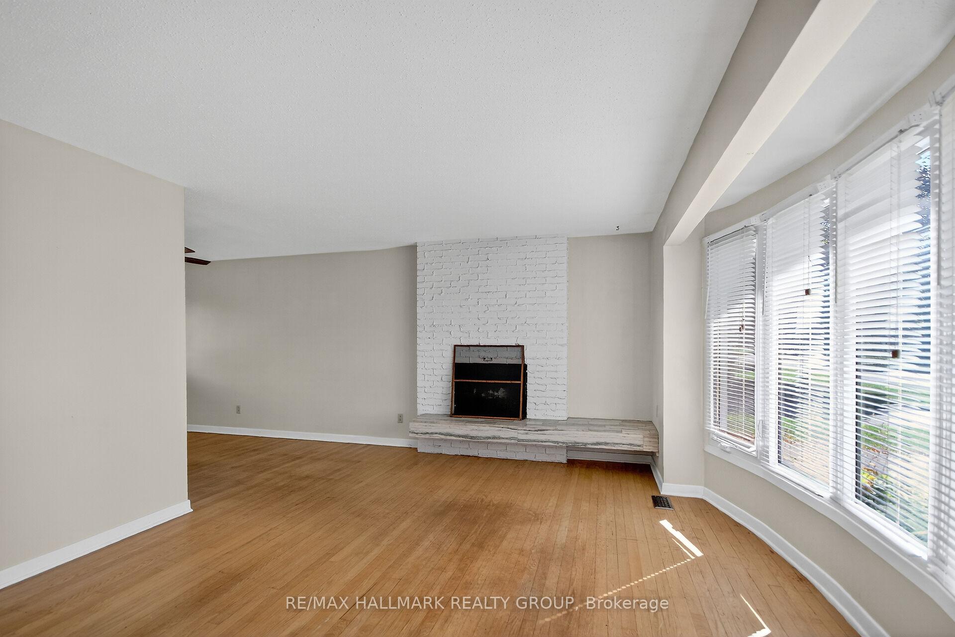 Photo 4 of 3 Sutton Place, Ottawa, City View/Skyline/Fisher Heights/Parkwood Hills — HOMEH