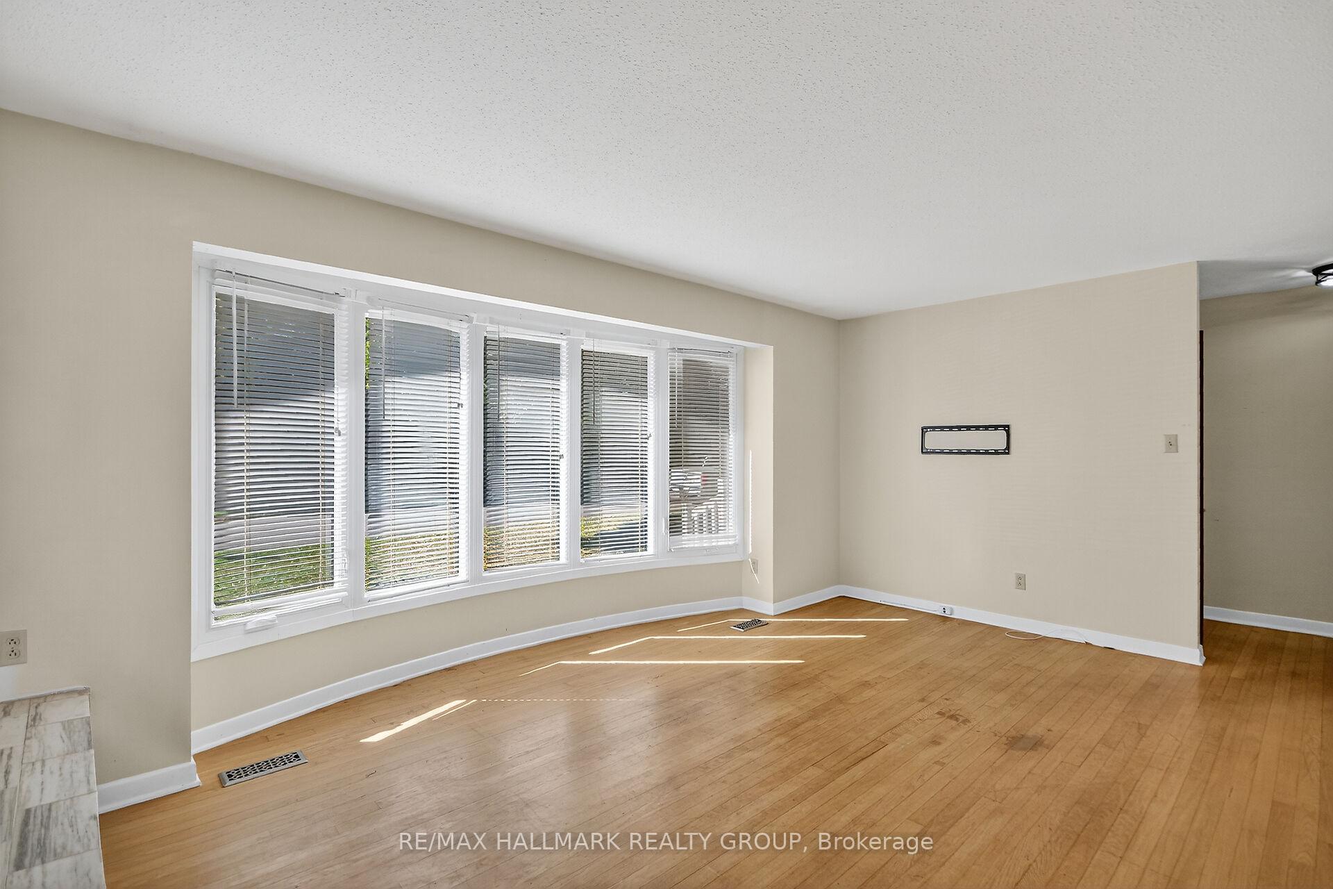 Photo 7 of 3 Sutton Place, Ottawa, City View/Skyline/Fisher Heights/Parkwood Hills — HOMEH