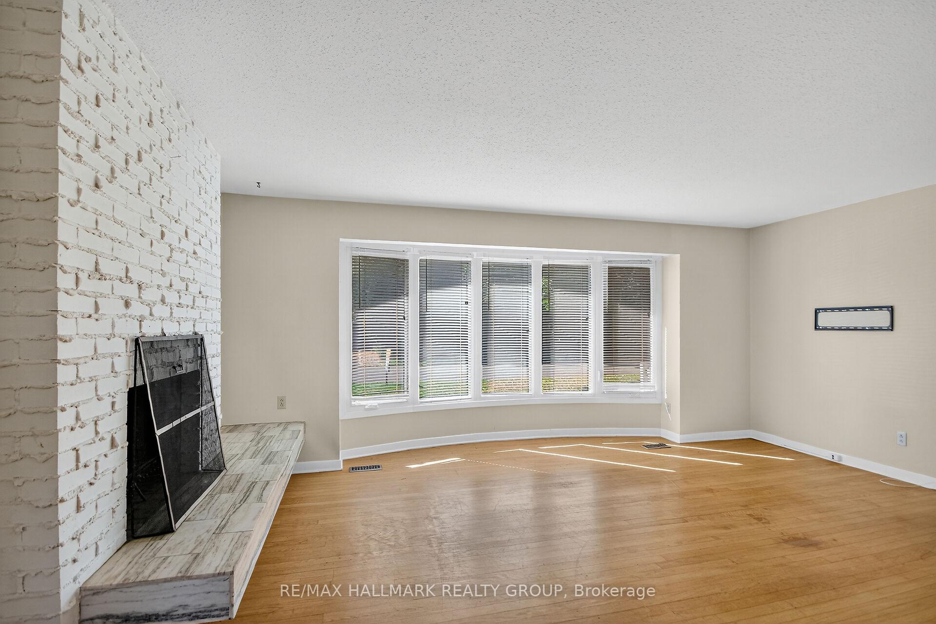 Photo 5 of 3 Sutton Place, Ottawa, City View/Skyline/Fisher Heights/Parkwood Hills — HOMEH