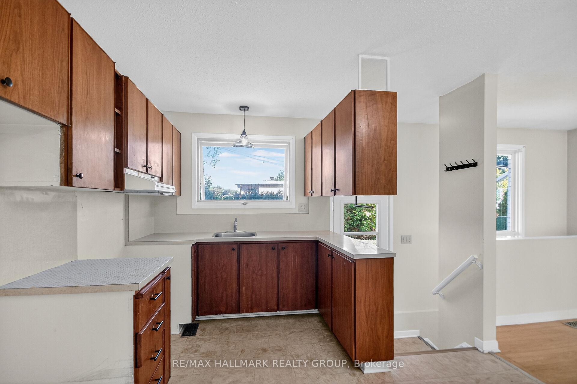 Photo 19 of 3 Sutton Place, Ottawa, City View/Skyline/Fisher Heights/Parkwood Hills — HOMEH