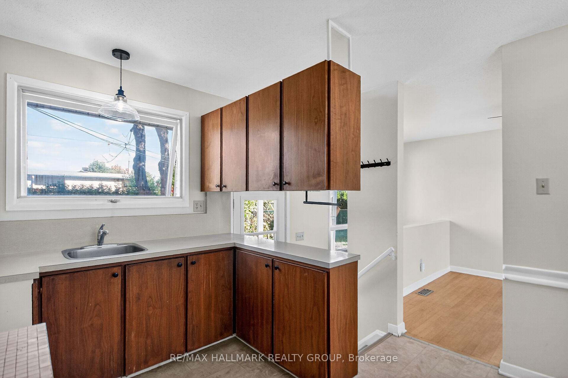 Photo 10 of 3 Sutton Place, Ottawa, City View/Skyline/Fisher Heights/Parkwood Hills — HOMEH