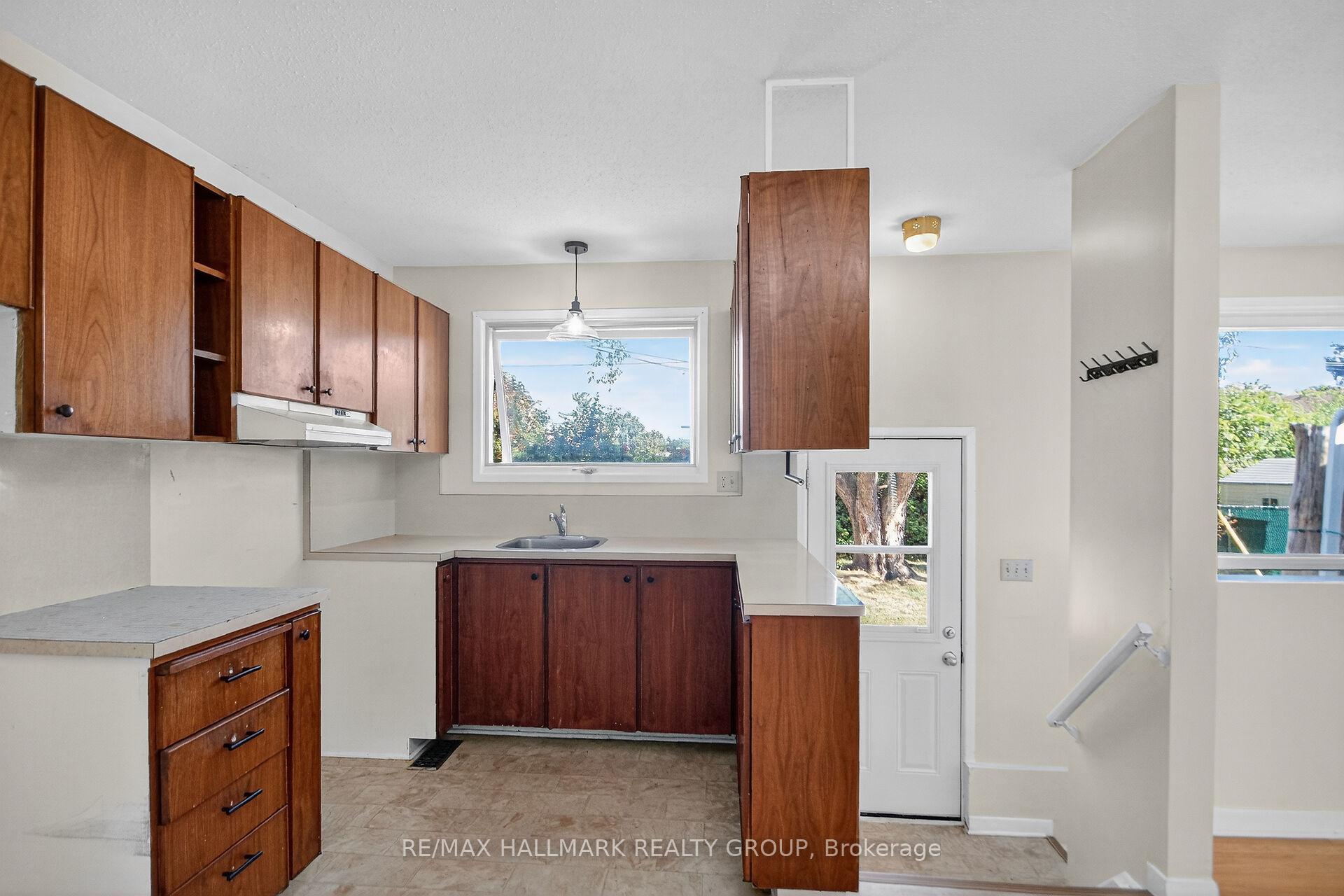 Photo 12 of 3 Sutton Place, Ottawa, City View/Skyline/Fisher Heights/Parkwood Hills — HOMEH