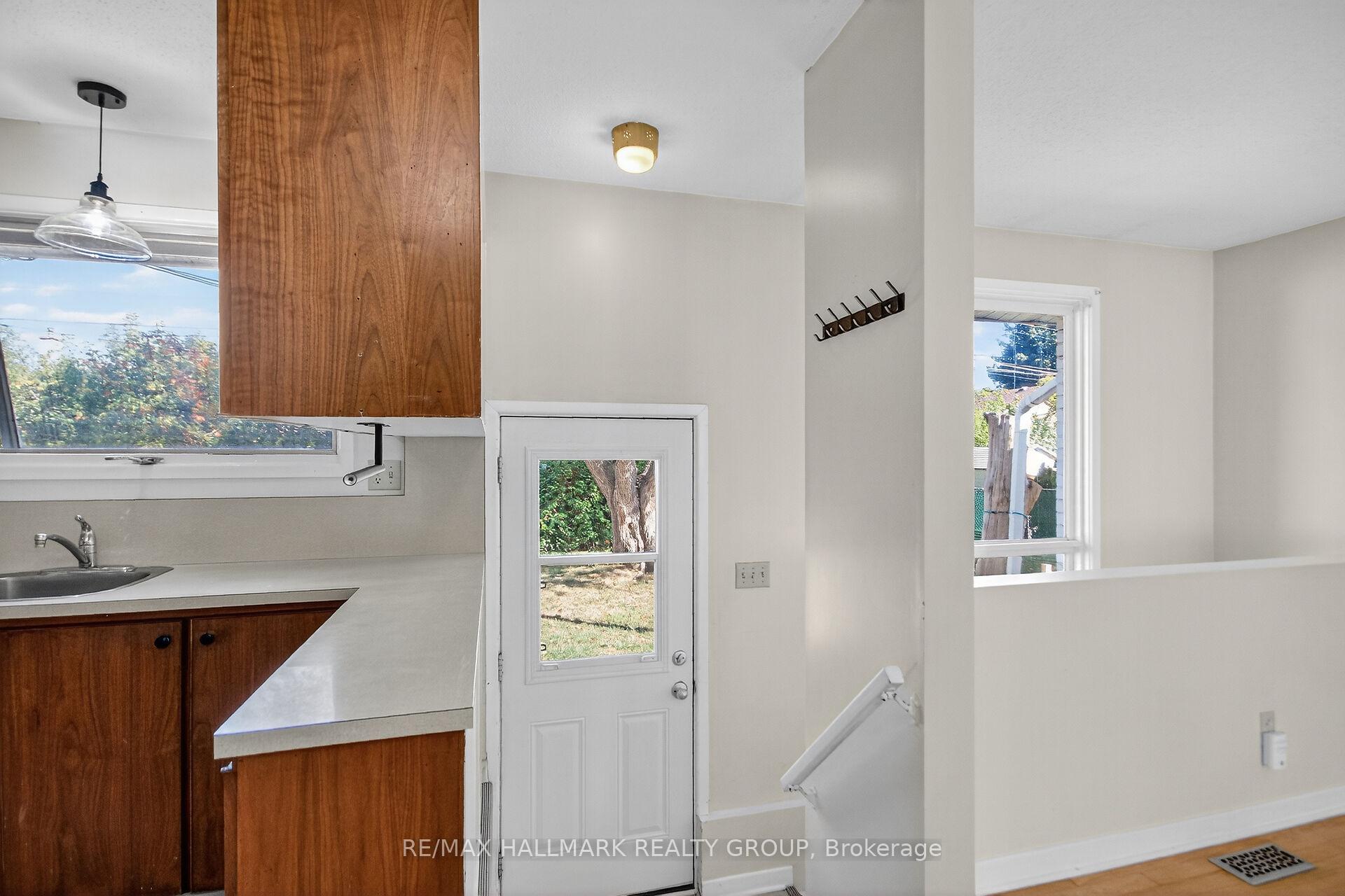 Photo 14 of 3 Sutton Place, Ottawa, City View/Skyline/Fisher Heights/Parkwood Hills — HOMEH