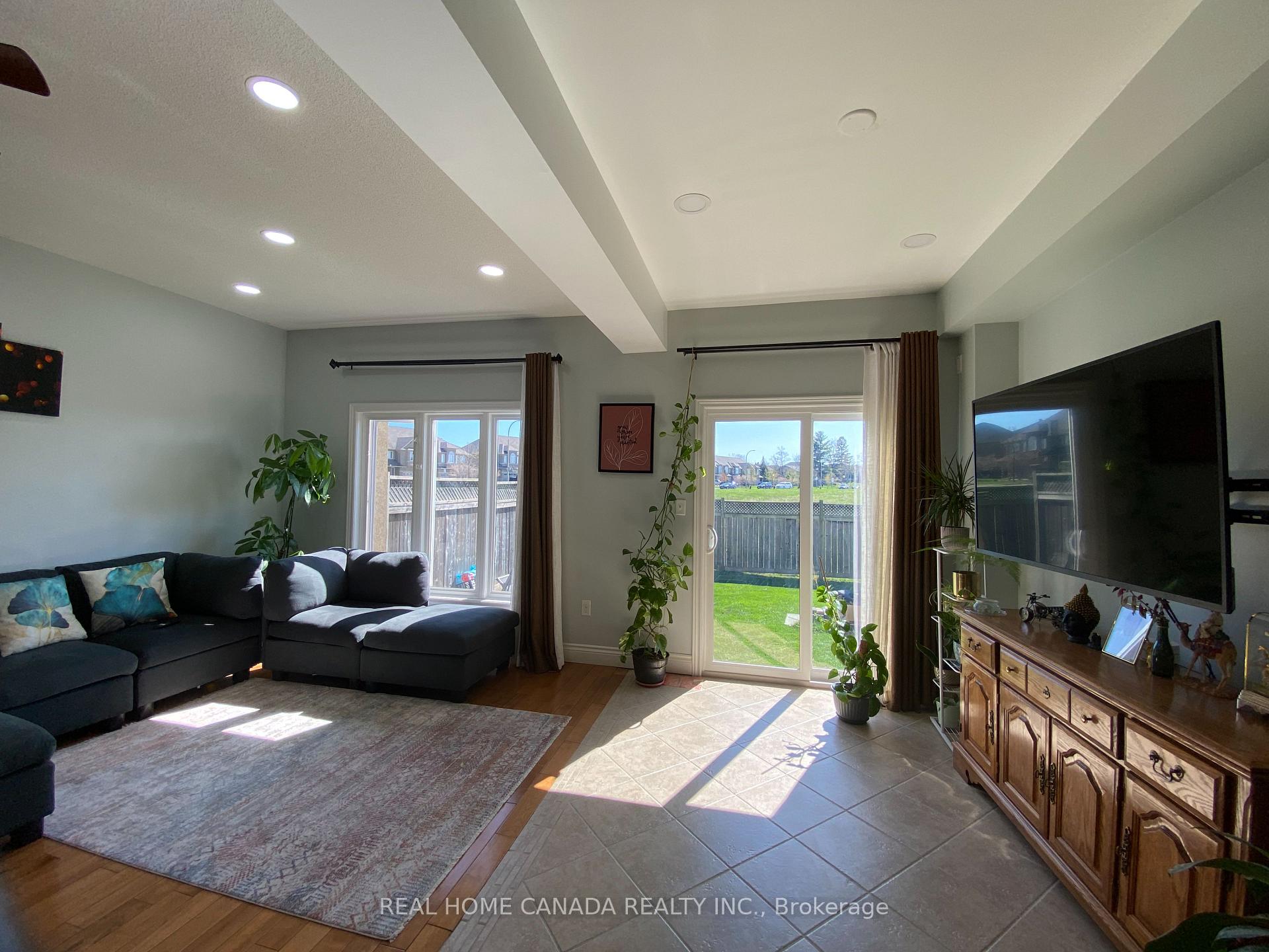 Photo 5 of Unit 2, 370 Stonehenge Drive, Hamilton, Ancaster — HOMEH