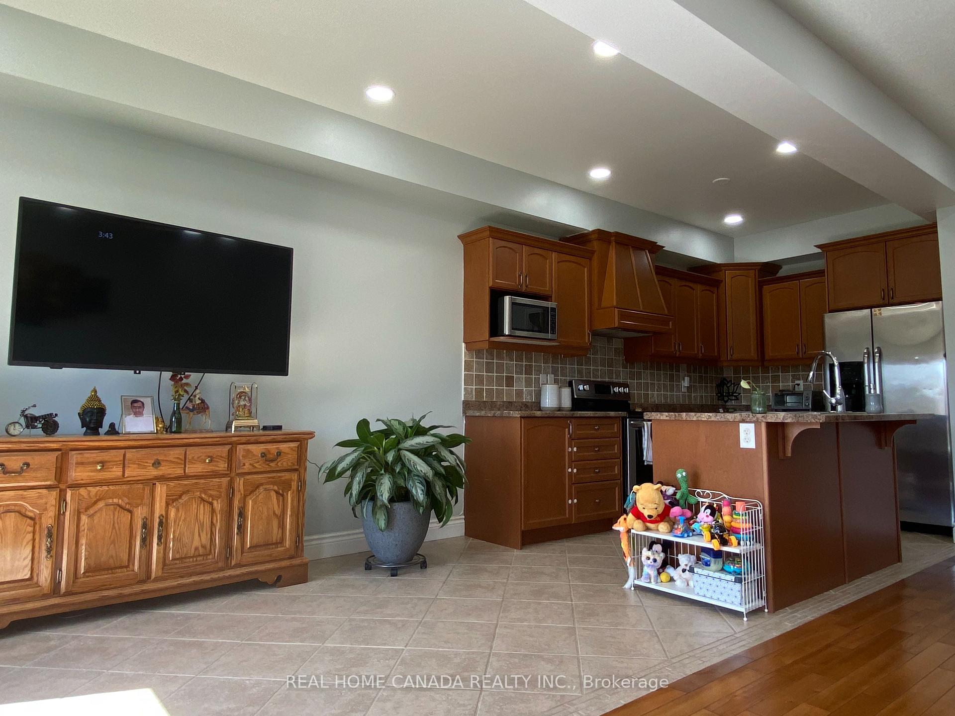 Photo 9 of Unit 2, 370 Stonehenge Drive, Hamilton, Ancaster — HOMEH