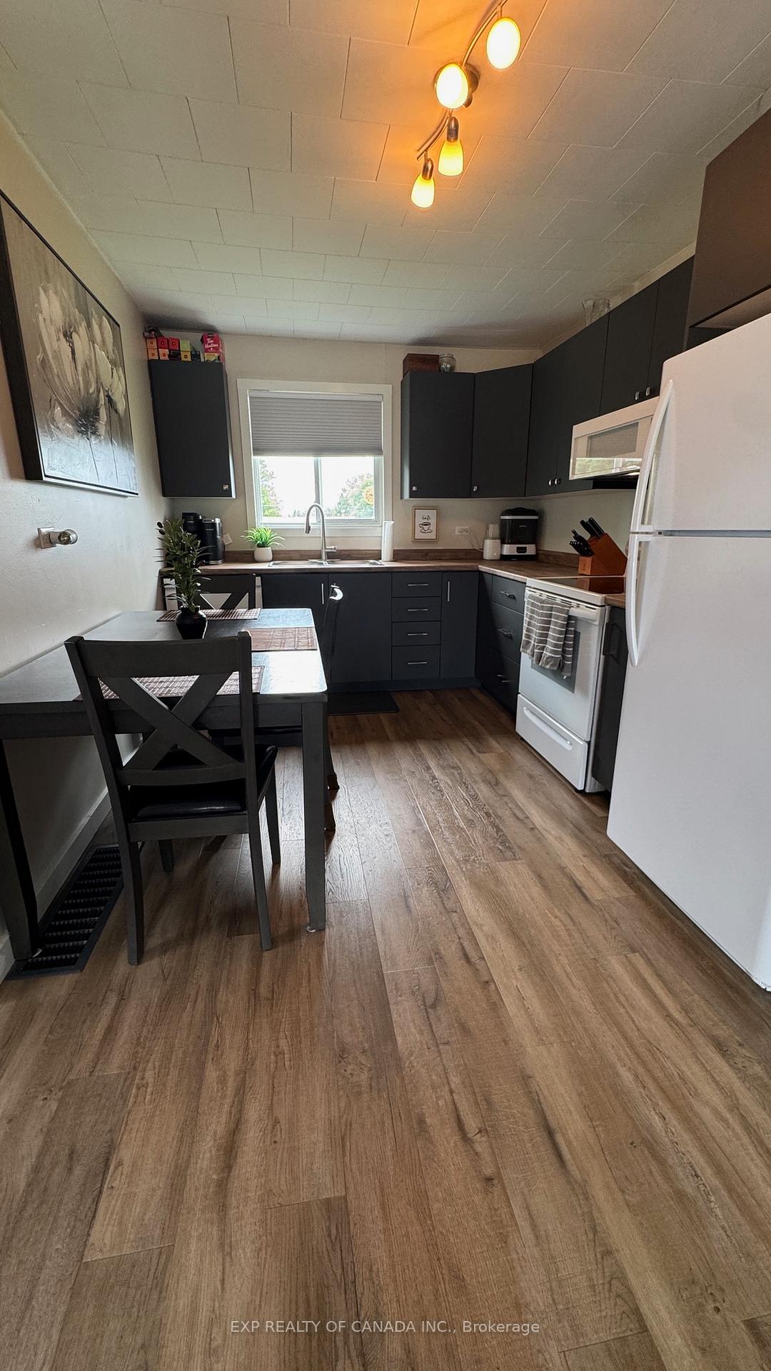 Photo 8 of 419-421 Sixteenth Avenue, Cochrane — HOMEH