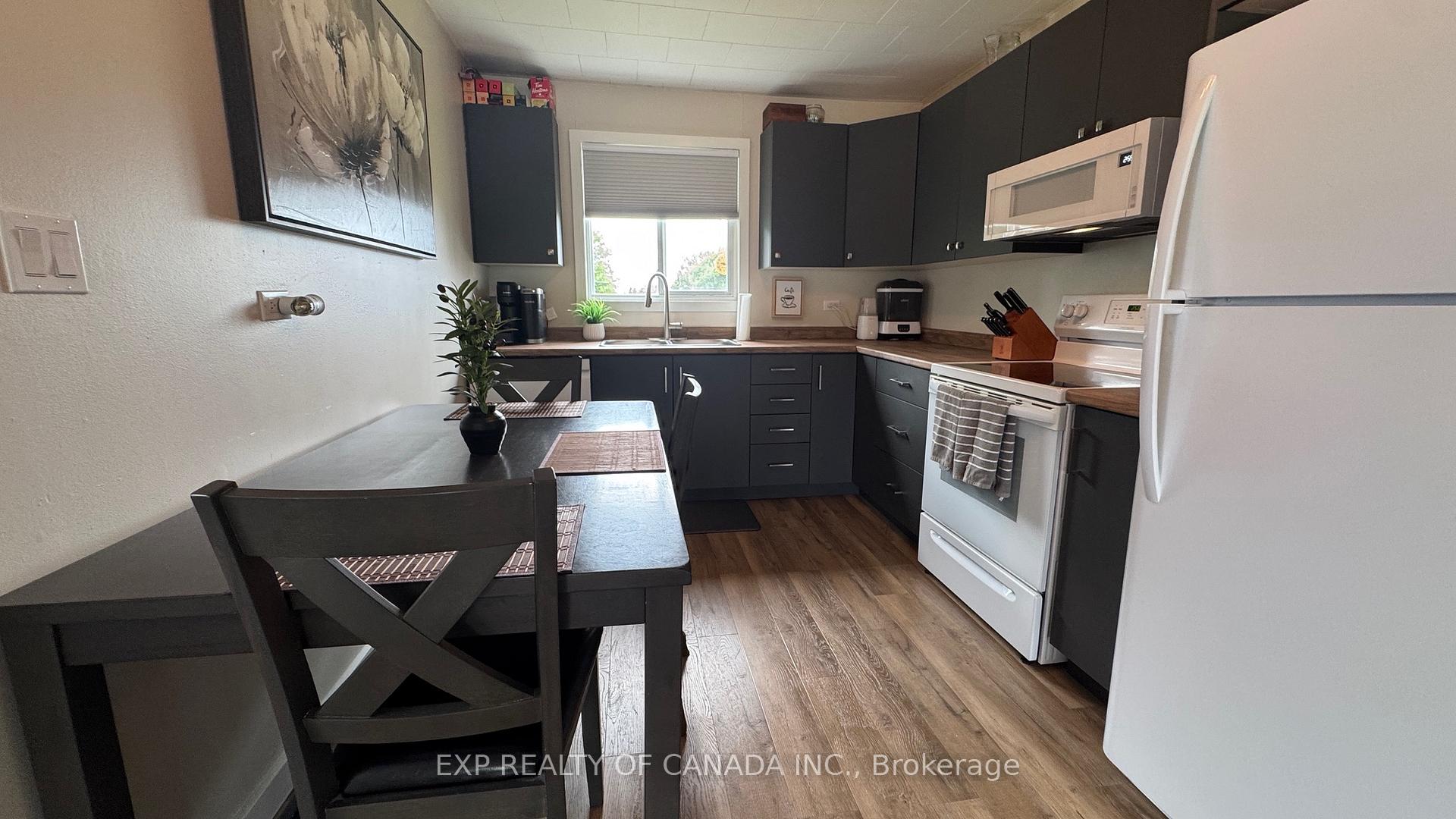 Photo 6 of 419-421 Sixteenth Avenue, Cochrane — HOMEH