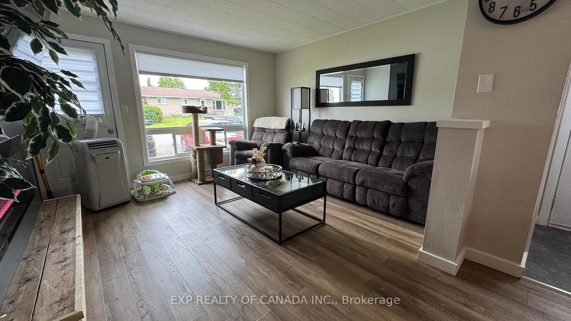 Photo 7 of 419-421 Sixteenth Avenue, Cochrane — HOMEH