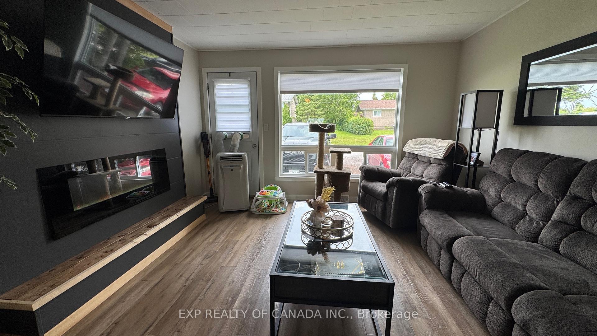 Photo 5 of 419-421 Sixteenth Avenue, Cochrane — HOMEH