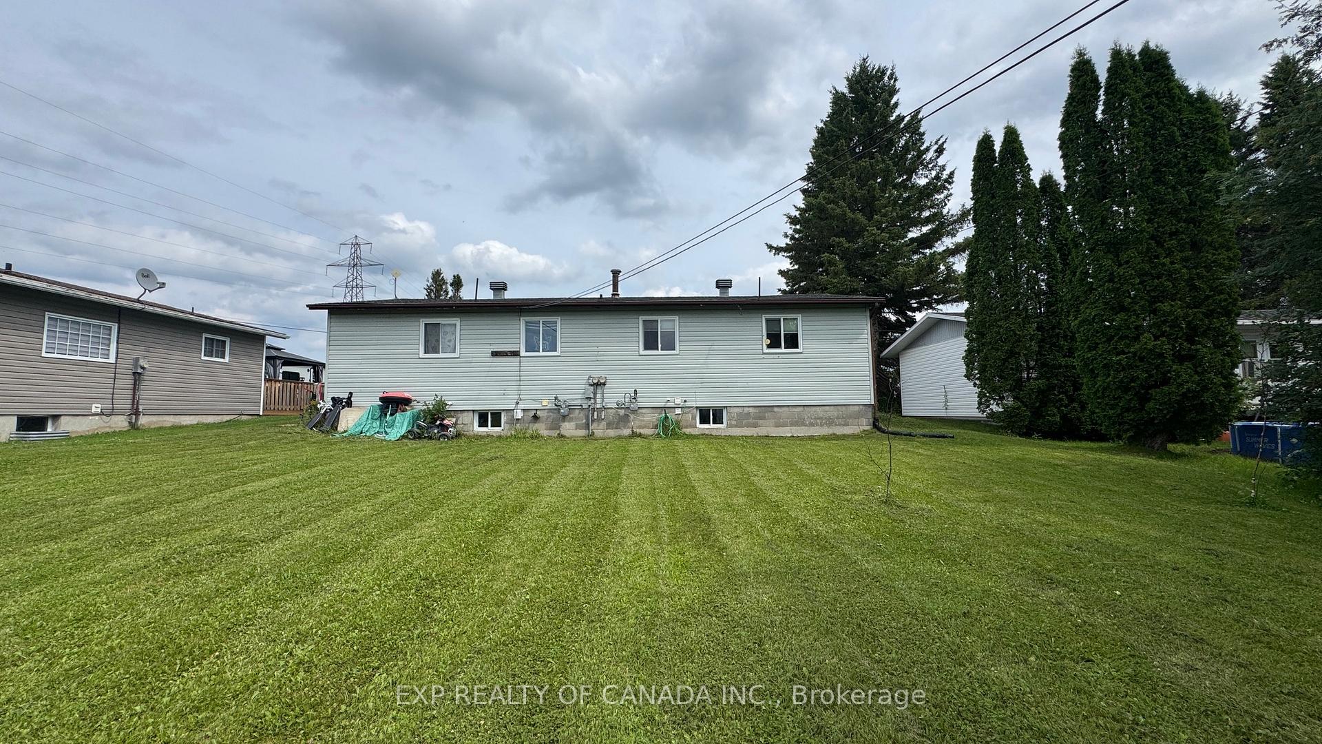 Photo 13 of 419-421 Sixteenth Avenue, Cochrane — HOMEH