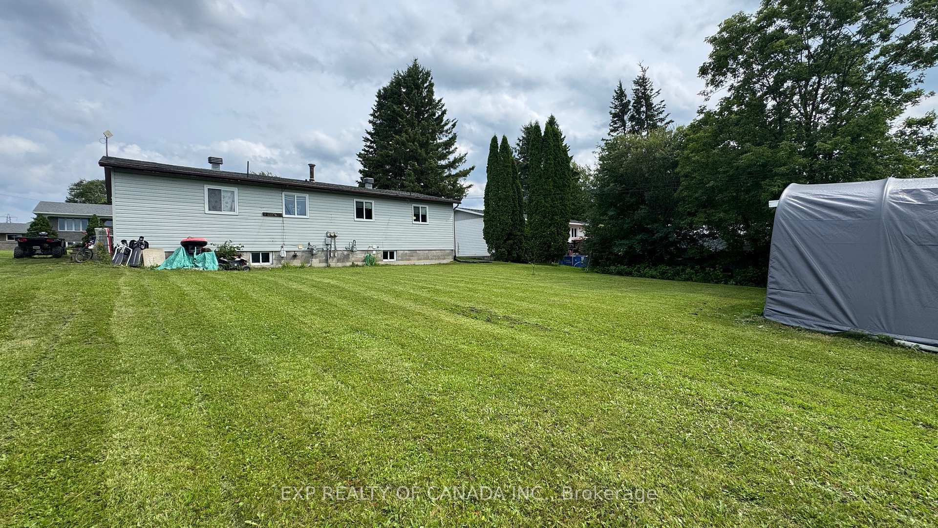 Photo 18 of 419-421 Sixteenth Avenue, Cochrane — HOMEH