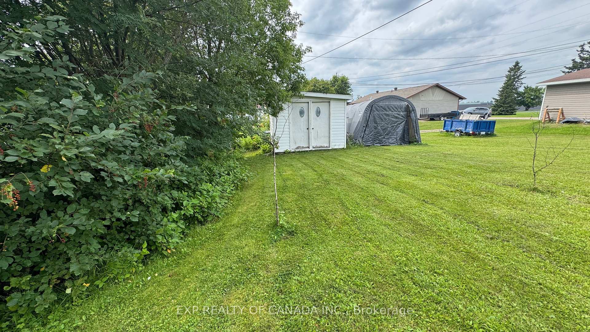 Photo 17 of 419-421 Sixteenth Avenue, Cochrane — HOMEH
