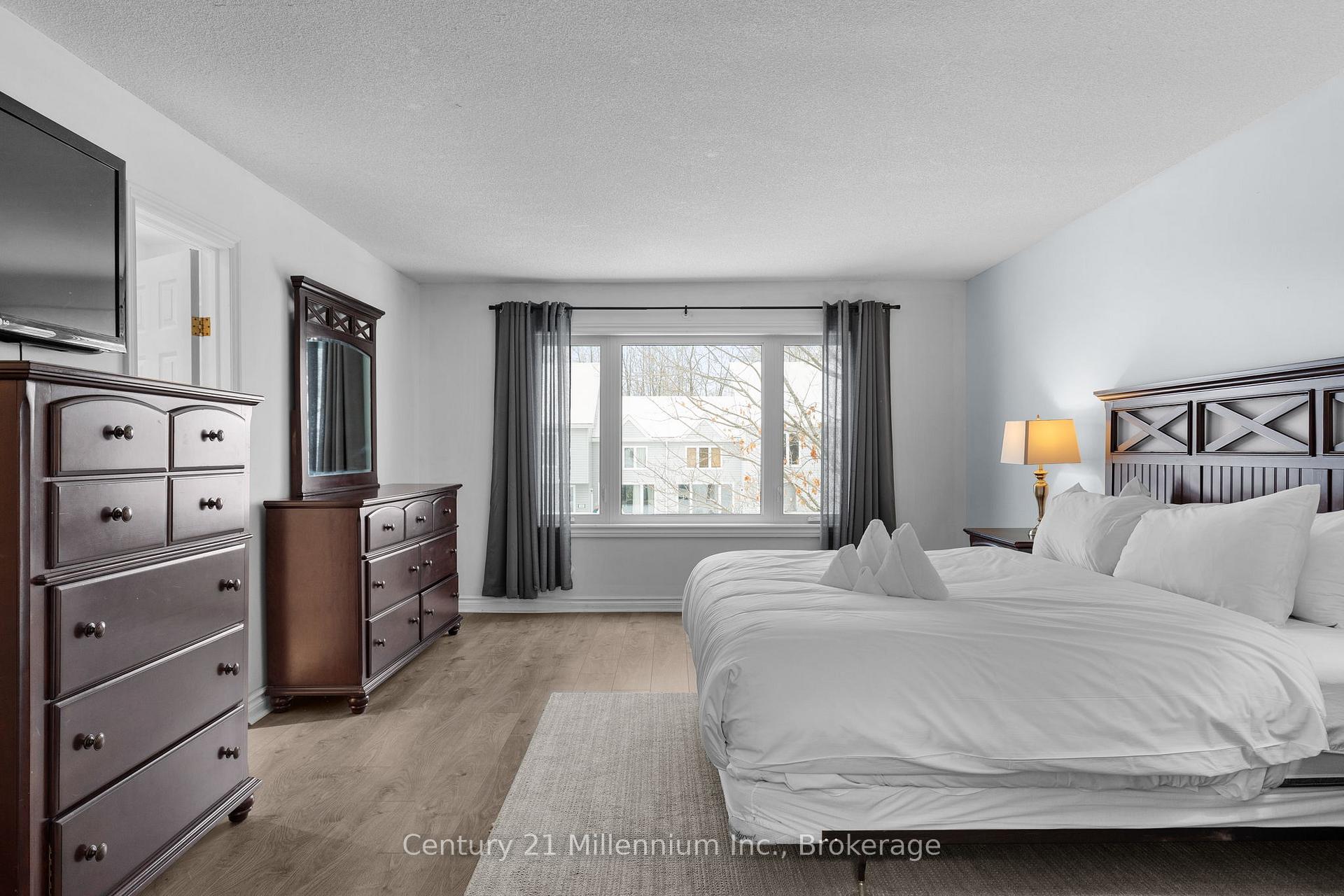 Photo 20 of 159 Vacation Inn Drive, Collingwood — HOMEH