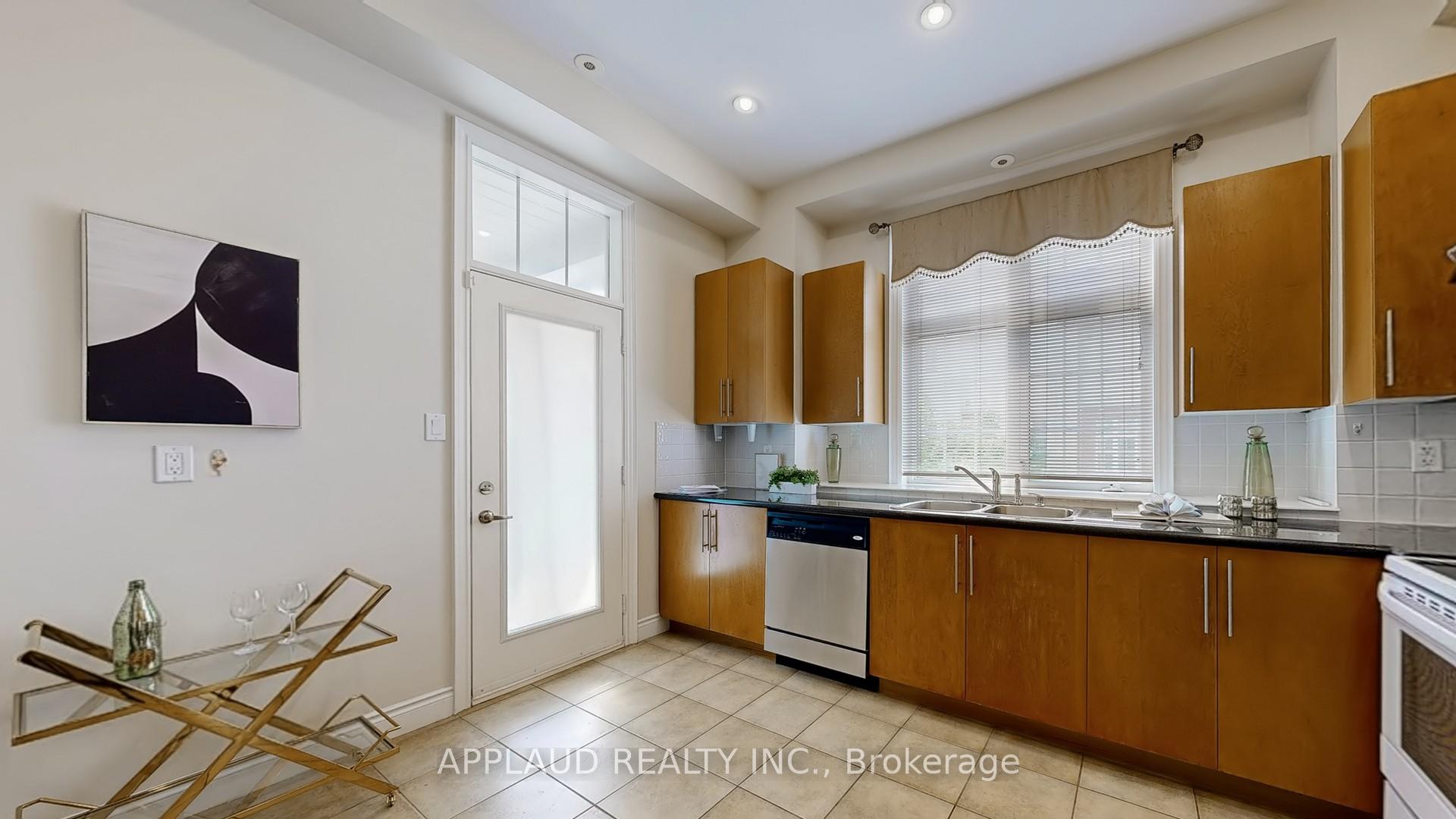 Photo 8 of 75 Legends Way, Markham, Unionville — HOMEH