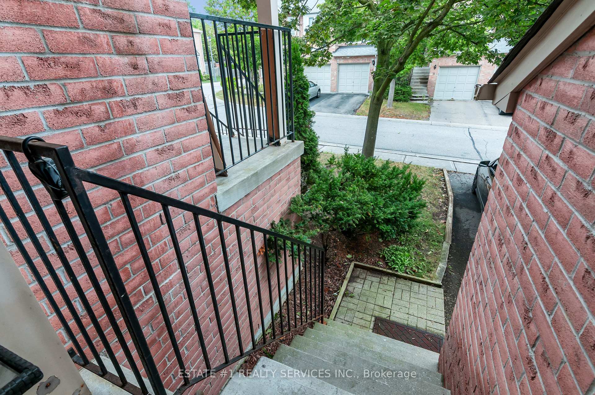 Photo 4 of 12 Rougehaven Way, Markham, Vinegar Hill — HOMEH