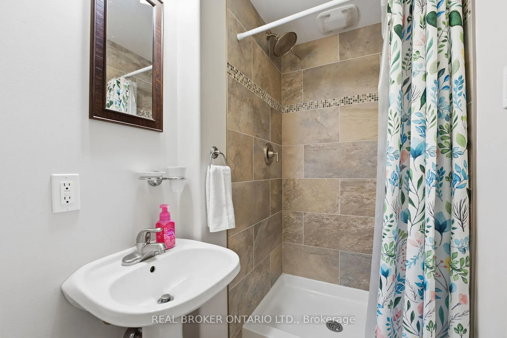 Photo 19 of Unit B, 3895 Old Richmond Road, Ottawa, Arbeatha Park — HOMEH