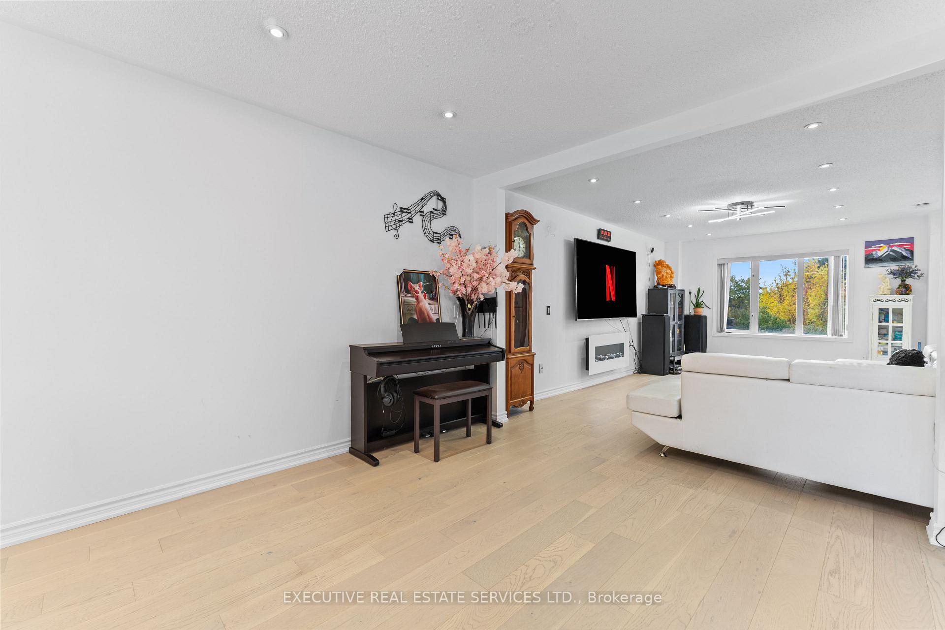 Photo 13 of 73 Woodvalley Drive, Brampton, Fletcher's Meadow — HOMEH