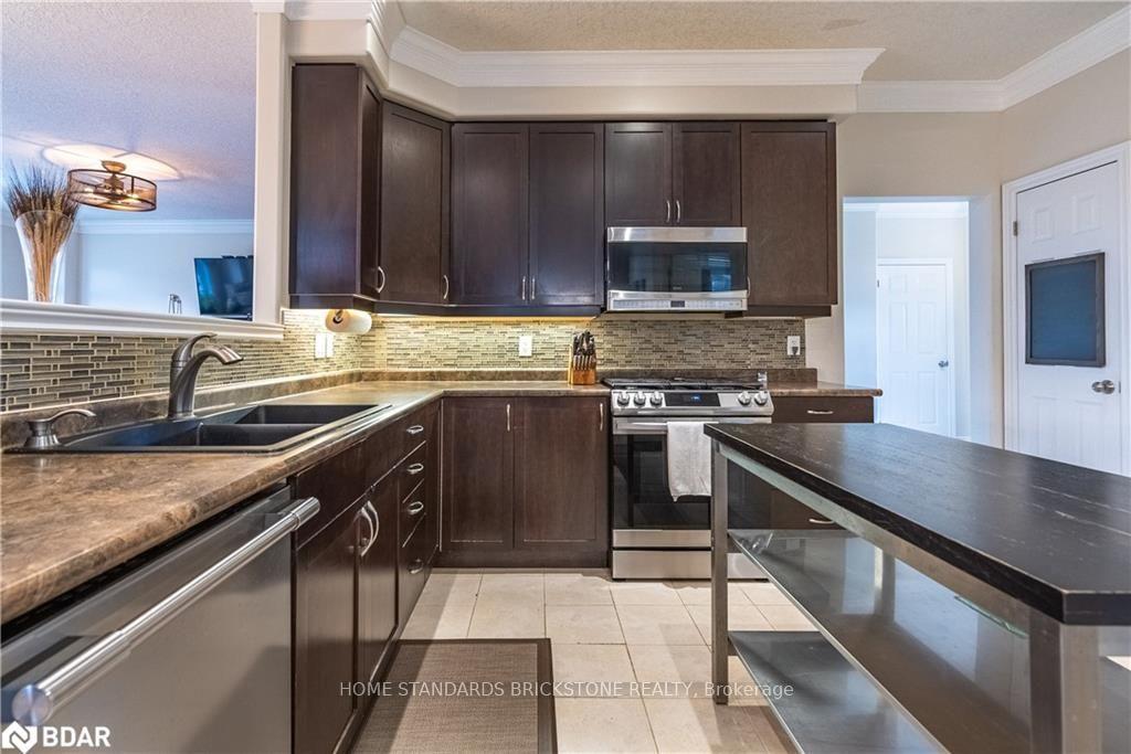 Photo 3 of 53 Graihawk Drive, Barrie, Ardagh — HOMEH