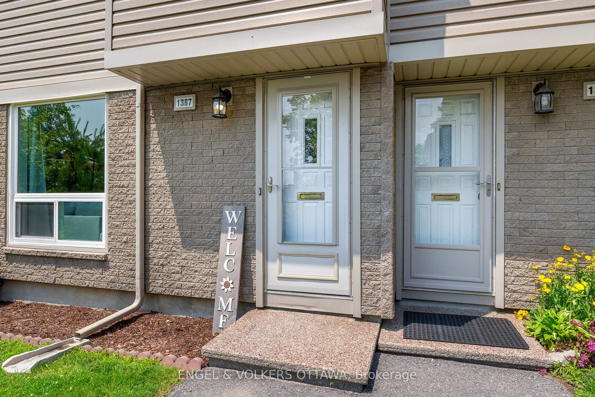 Photo 2 of 1387 Perez Crescent, Ottawa, Carson Grove — HOMEH