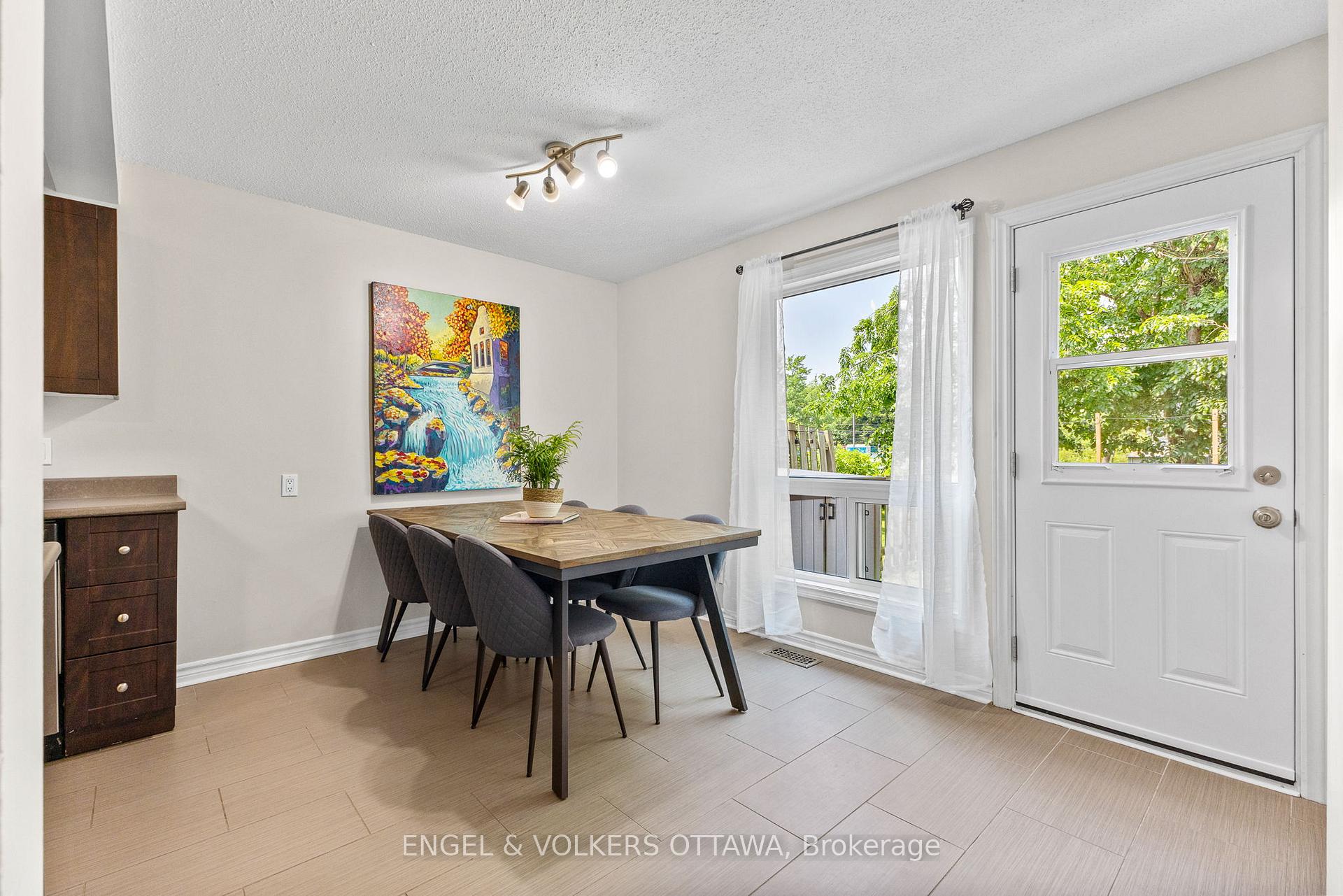 Photo 12 of 1387 Perez Crescent, Ottawa, Carson Grove — HOMEH