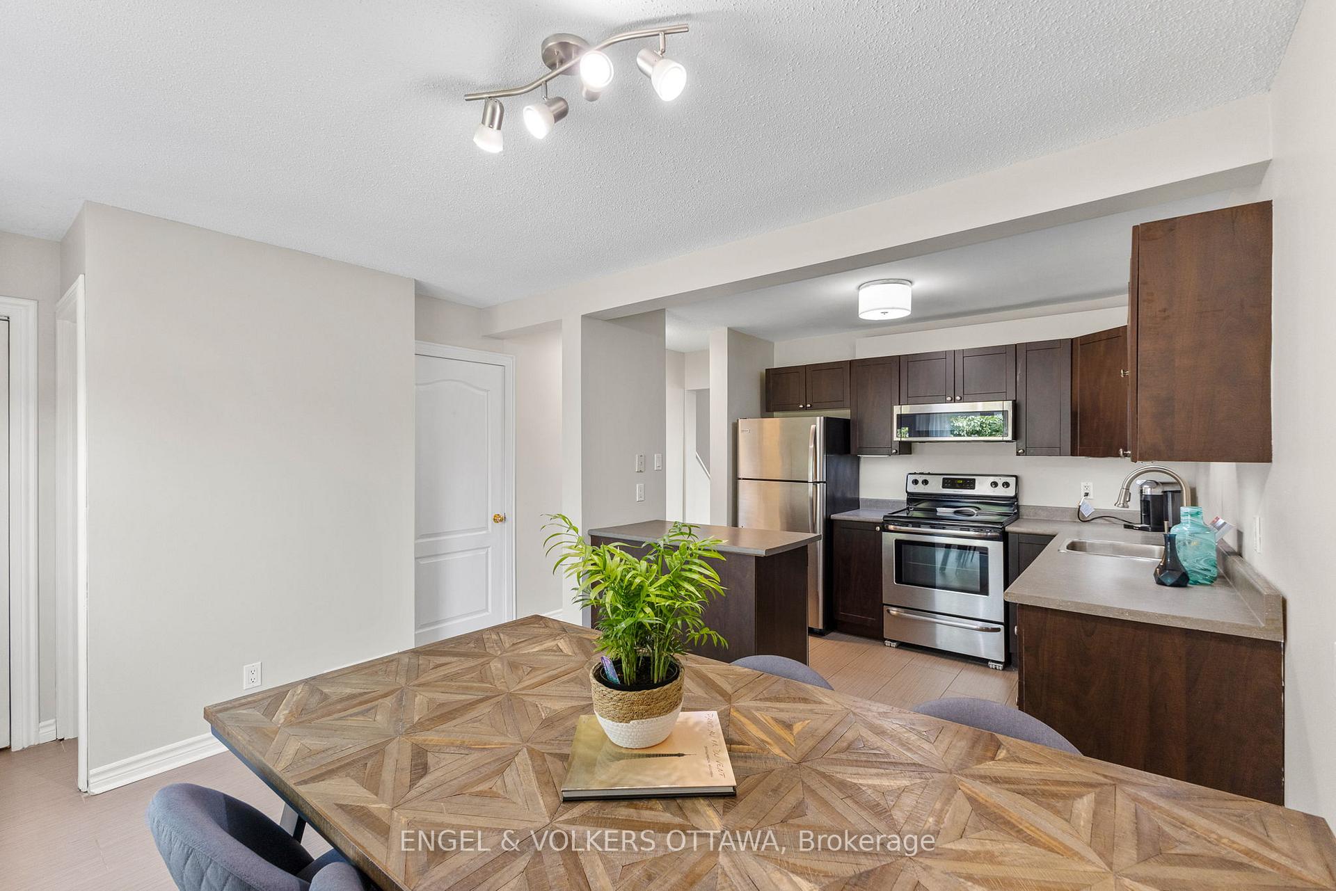 Photo 13 of 1387 Perez Crescent, Ottawa, Carson Grove — HOMEH