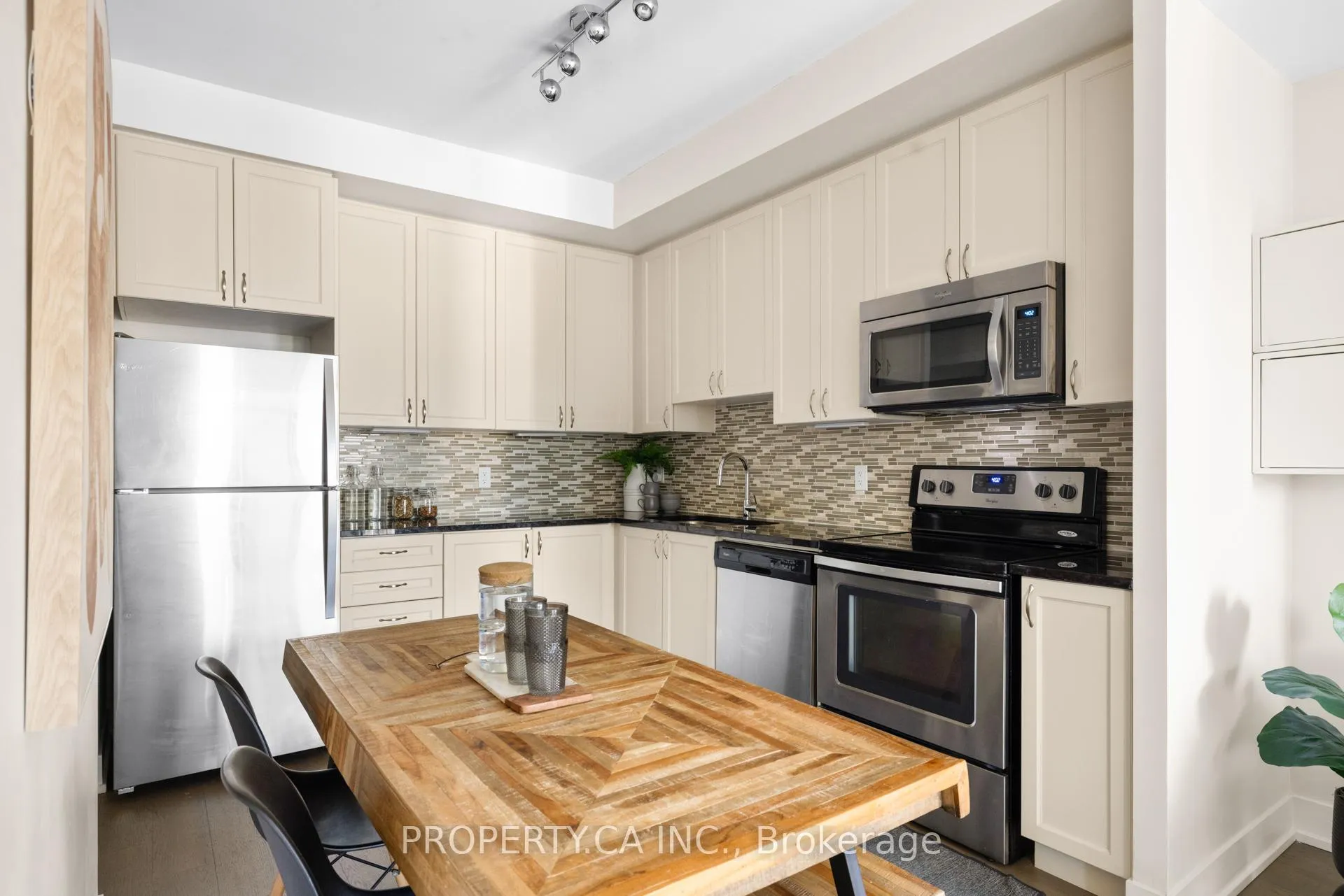 Photo 6 of Unit 404, 68 Merton Street, Toronto, Mount Pleasant West — HOMEH