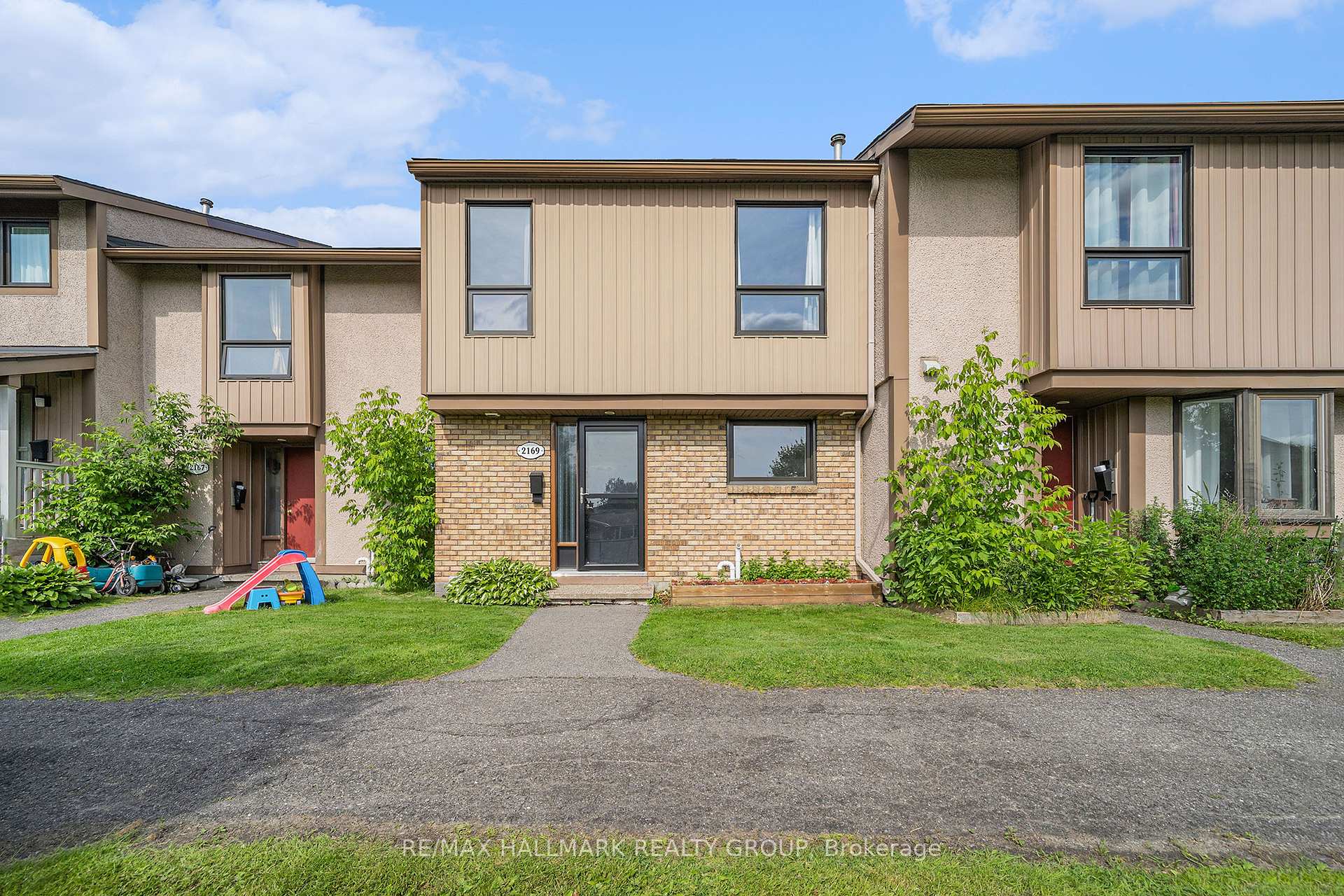 Photo 2 of 2169 Stonehenge Crescent, Ottawa, Pineview — HOMEH