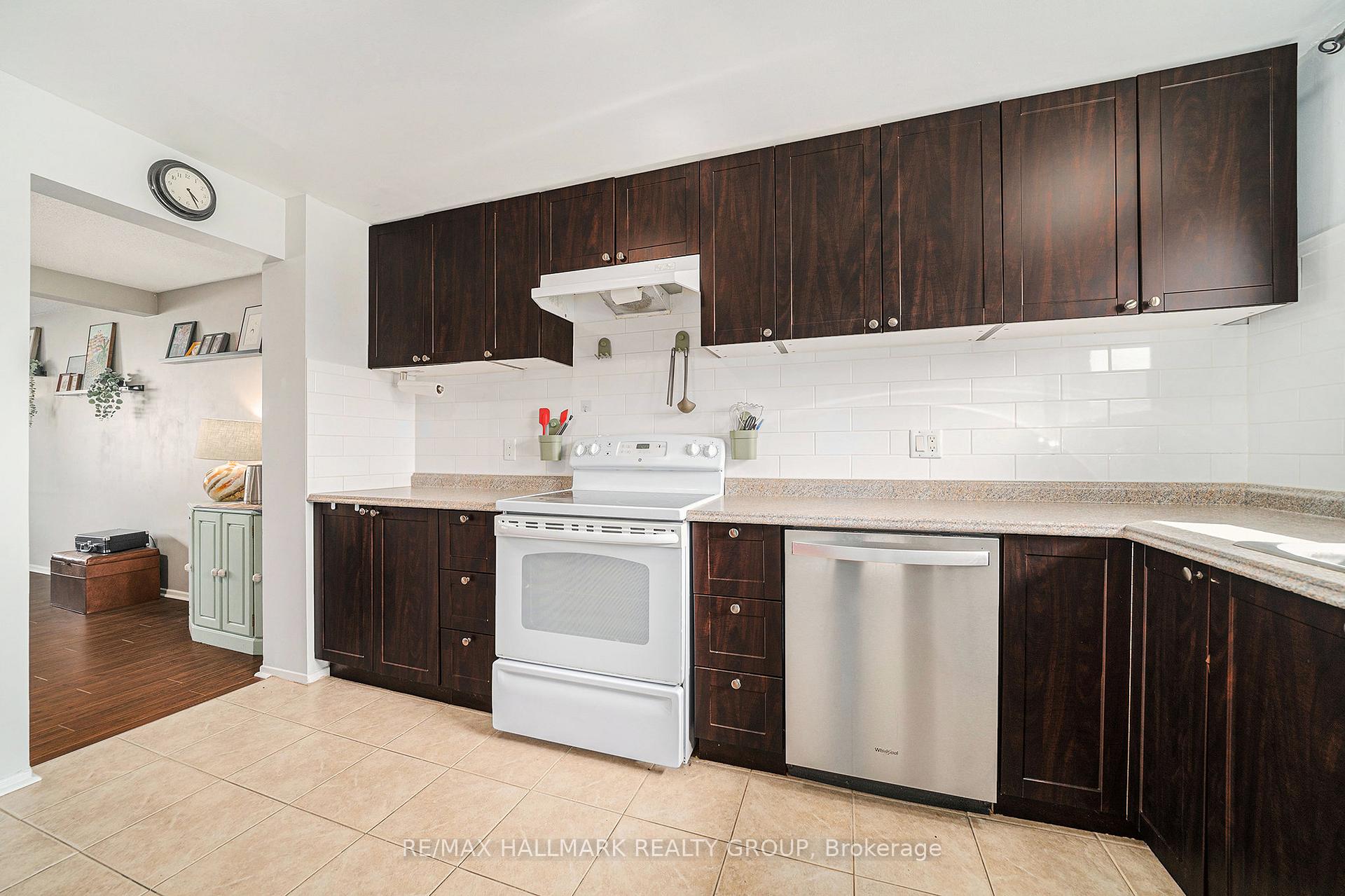 Photo 7 of 2169 Stonehenge Crescent, Ottawa, Pineview — HOMEH