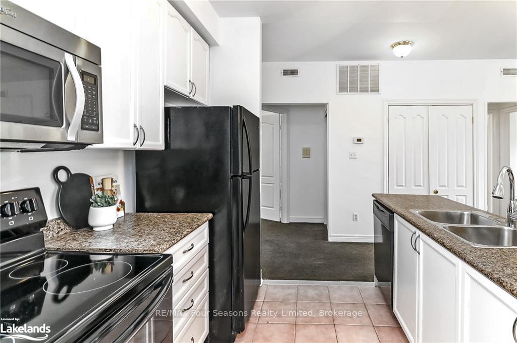 Photo 10 of 158 Fairway Crescent, Collingwood — HOMEH