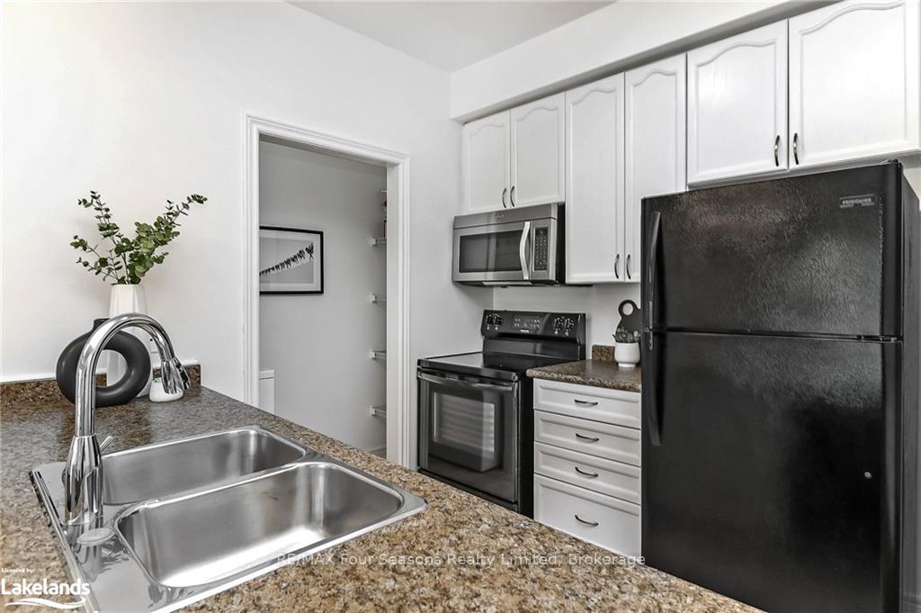 Photo 12 of 158 Fairway Crescent, Collingwood — HOMEH