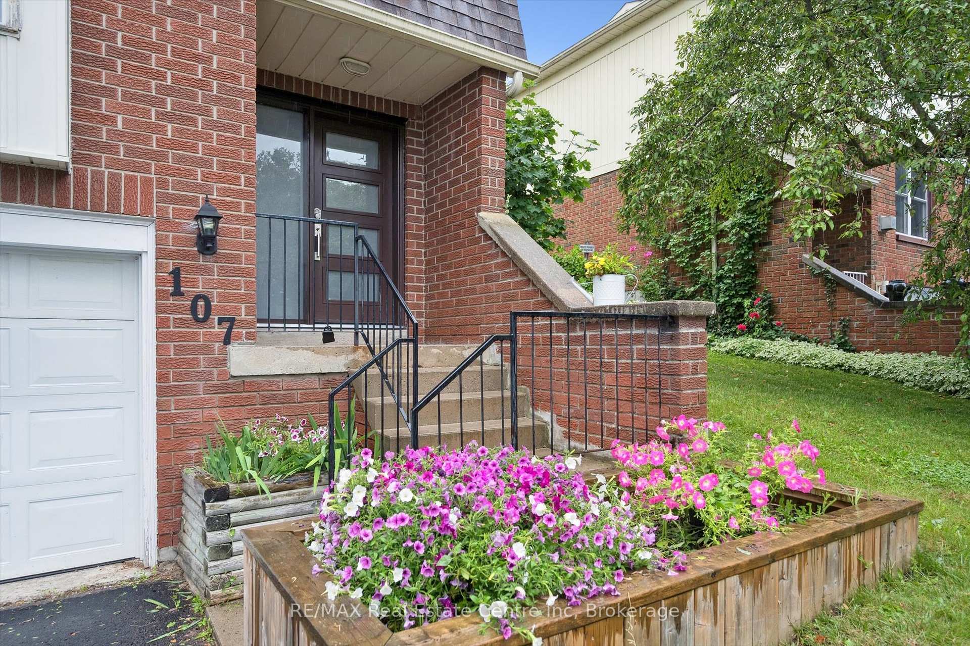 Photo 2 of 107 Dovercliffe Road, Guelph, Dovercliffe Park/Old University — HOMEH