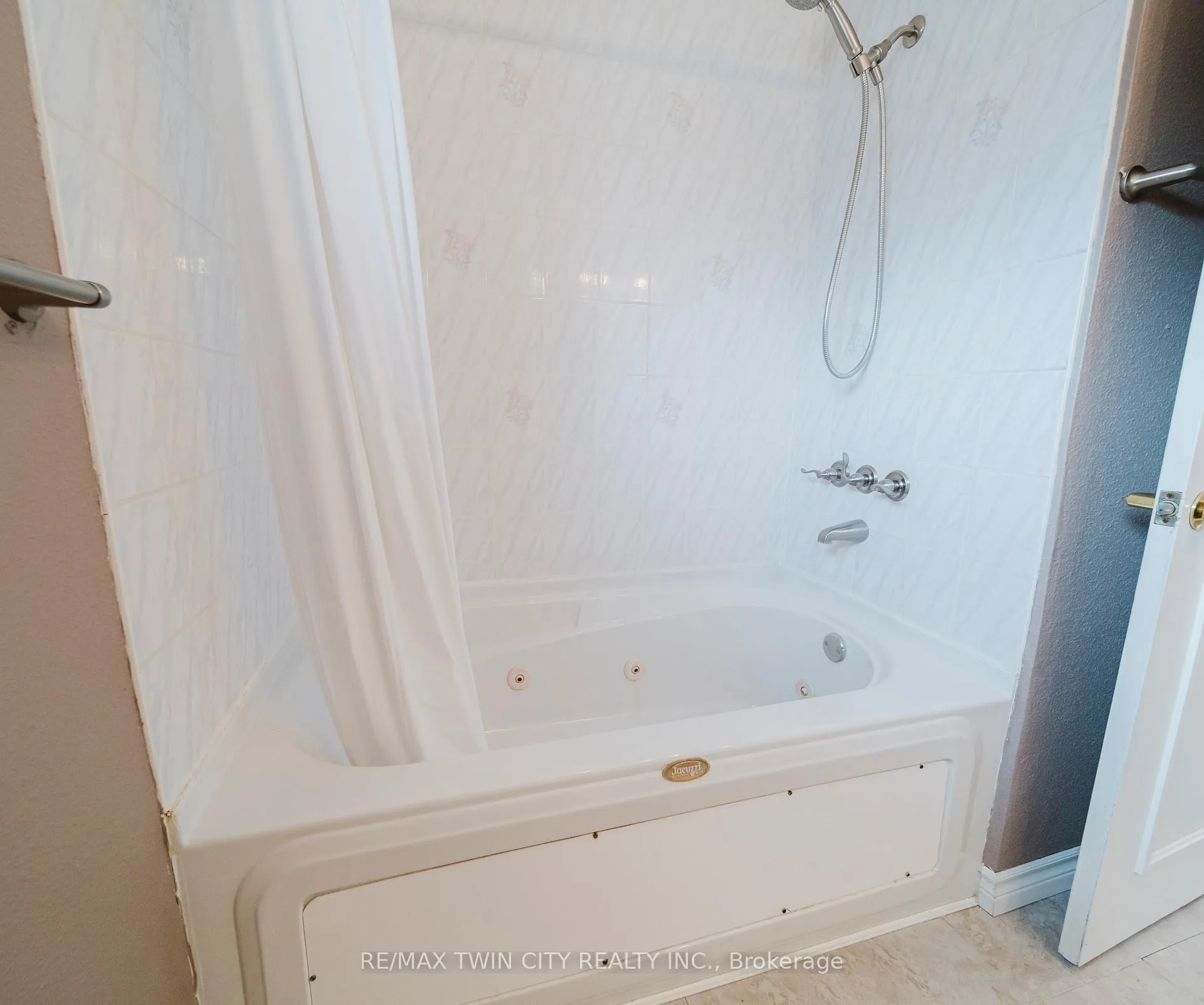 Photo 18 of 1209 Valentine Drive, Cambridge — HOMEH