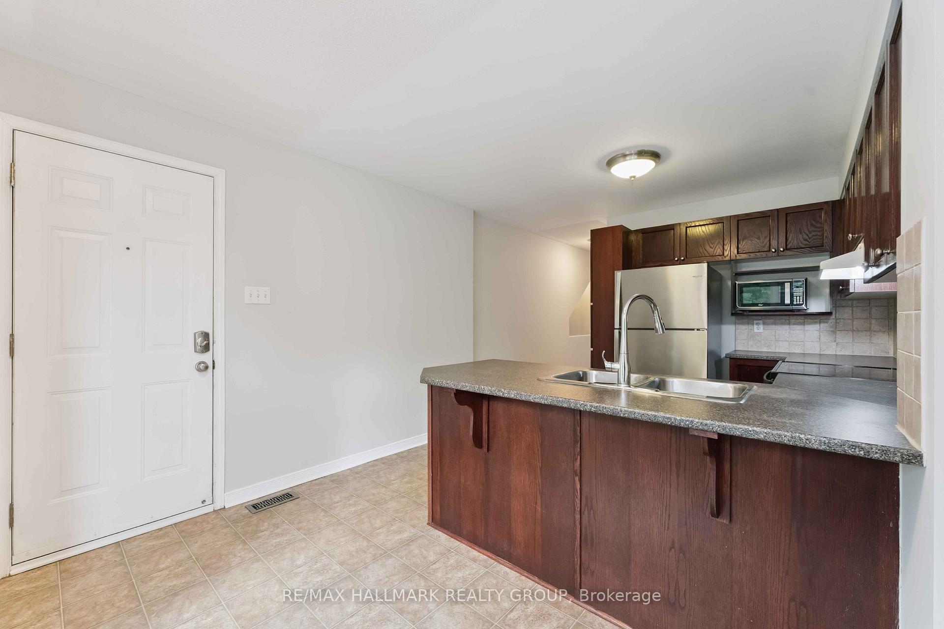 Photo 3 of 34 Bonfield Private, Ottawa, Avalon East — HOMEH