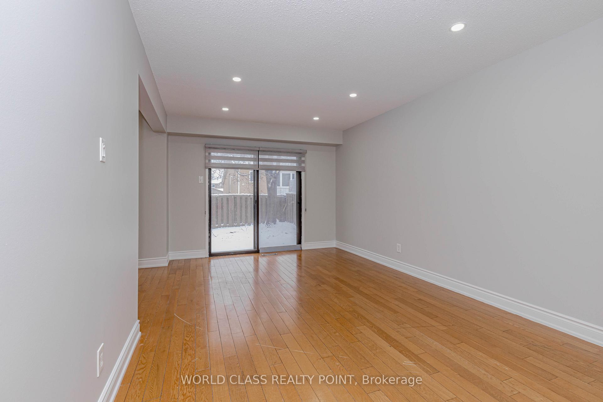 Photo 11 of 4 Dafoe Crescent, Brampton, Fletcher's West — HOMEH