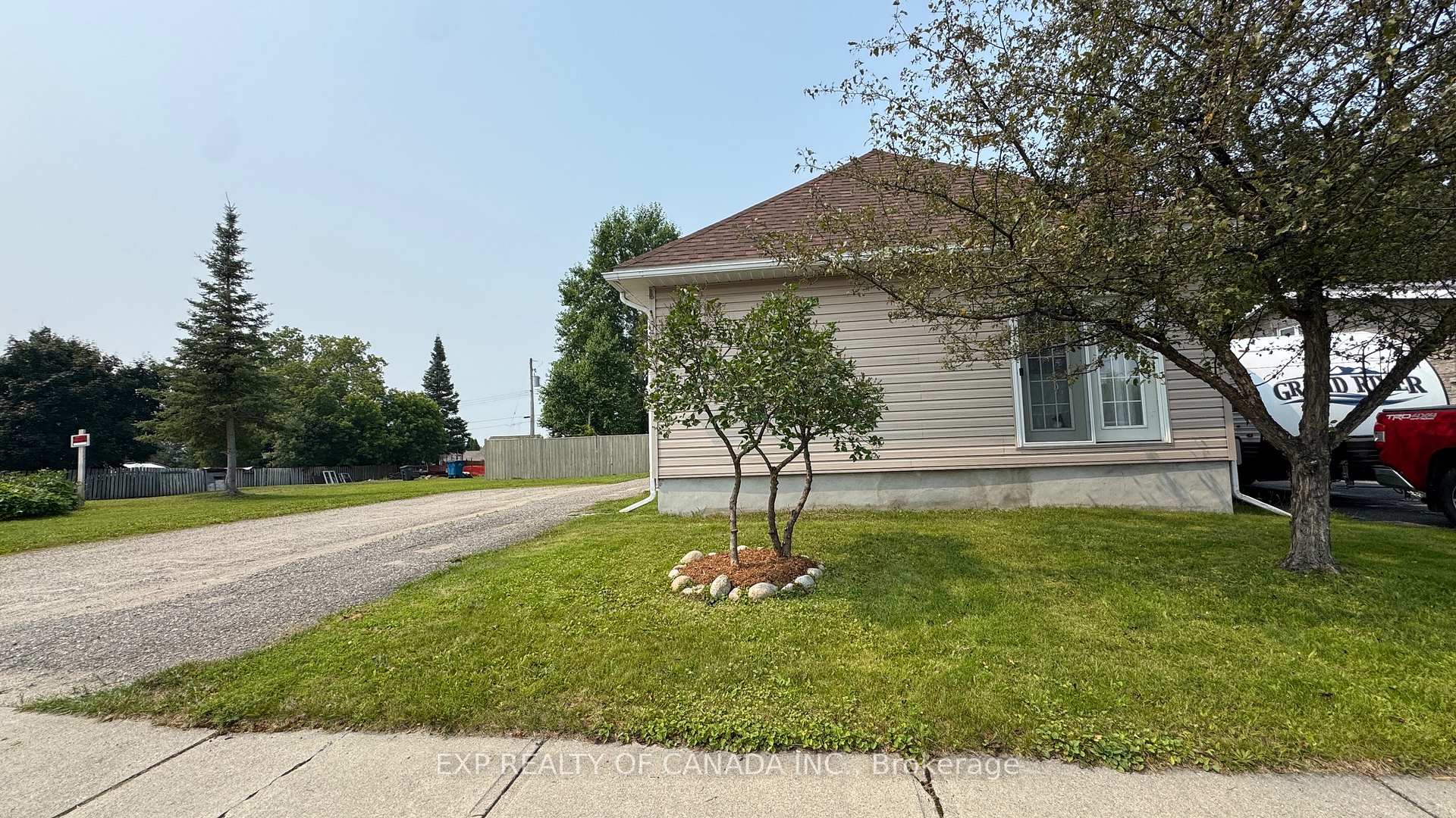 Photo 6 of 277 Twelfth Avenue, Cochrane — HOMEH