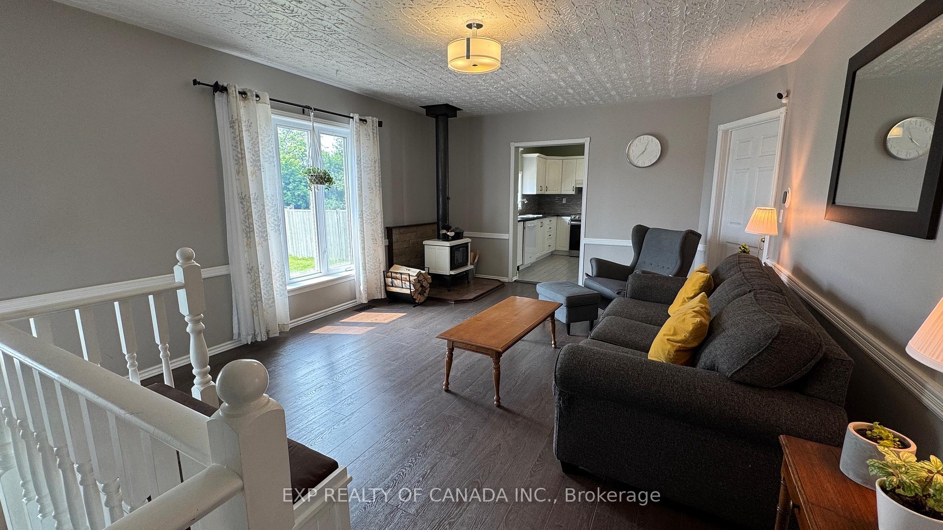 Photo 3 of 277 Twelfth Avenue, Cochrane — HOMEH