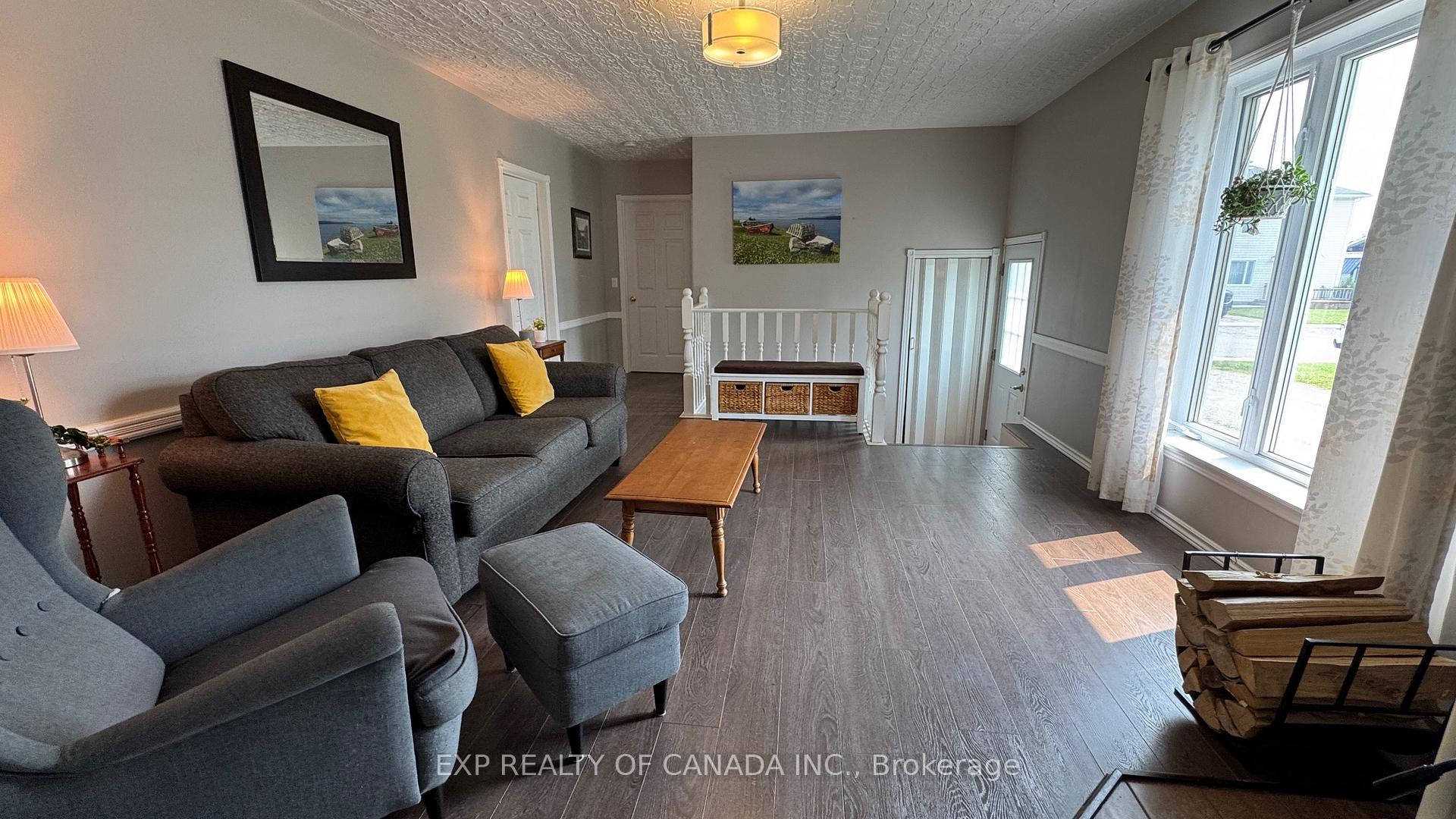 Photo 5 of 277 Twelfth Avenue, Cochrane — HOMEH