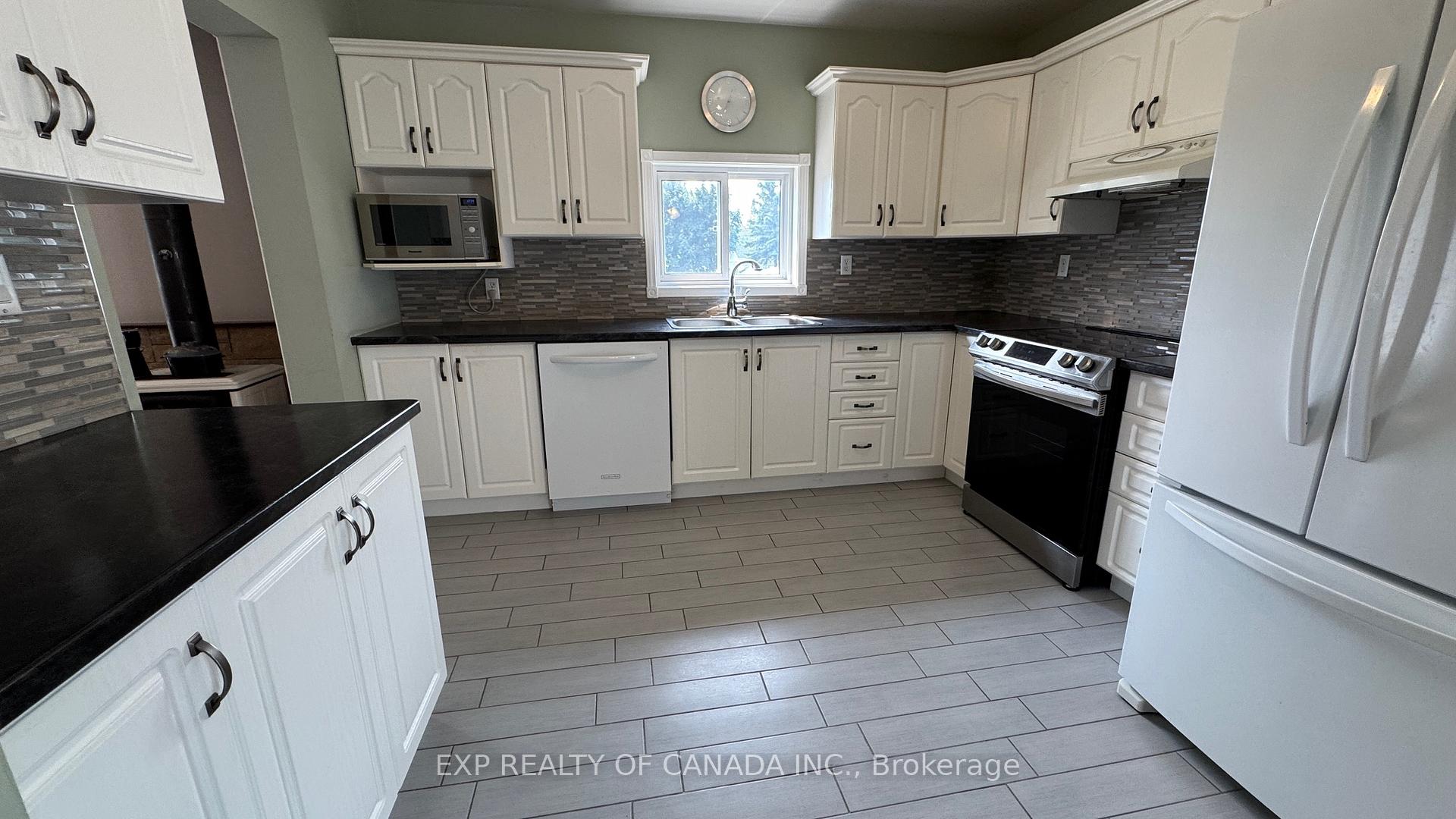 Photo 10 of 277 Twelfth Avenue, Cochrane — HOMEH