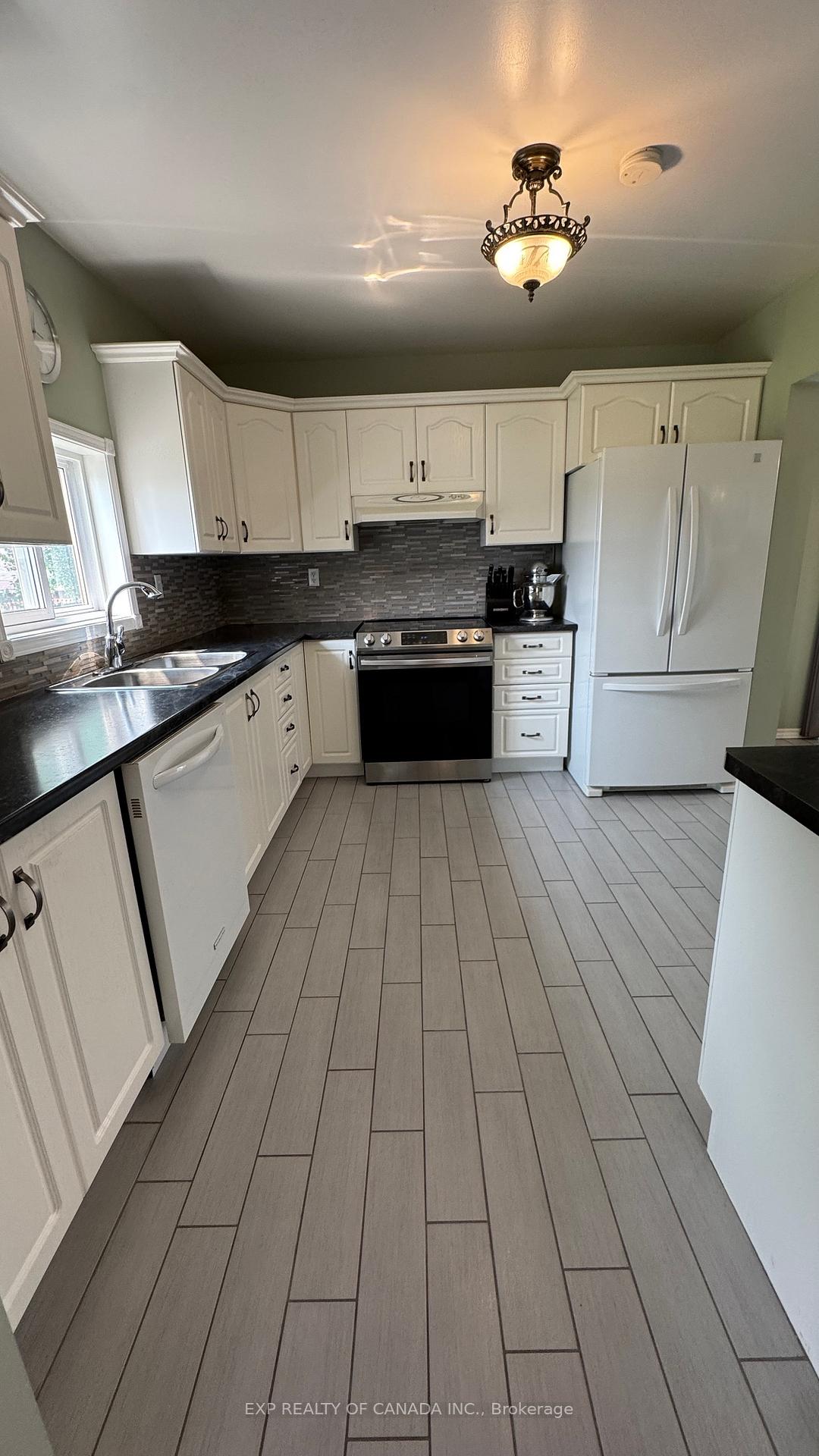 Photo 4 of 277 Twelfth Avenue, Cochrane — HOMEH