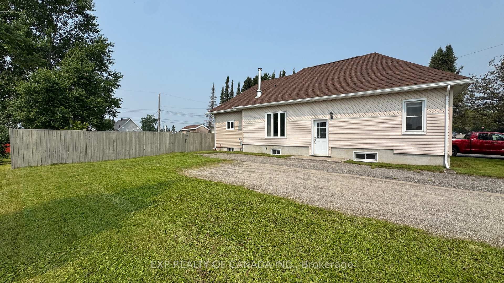 Photo 12 of 277 Twelfth Avenue, Cochrane — HOMEH