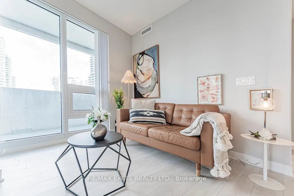 Photo 4 of Unit 1302, 2221 Yonge Street, Toronto, Mount Pleasant West — HOMEH