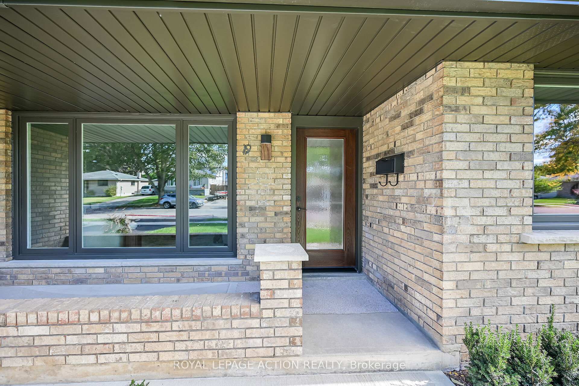 Photo 3 of 19 Wildflower Lane, Brantford — HOMEH