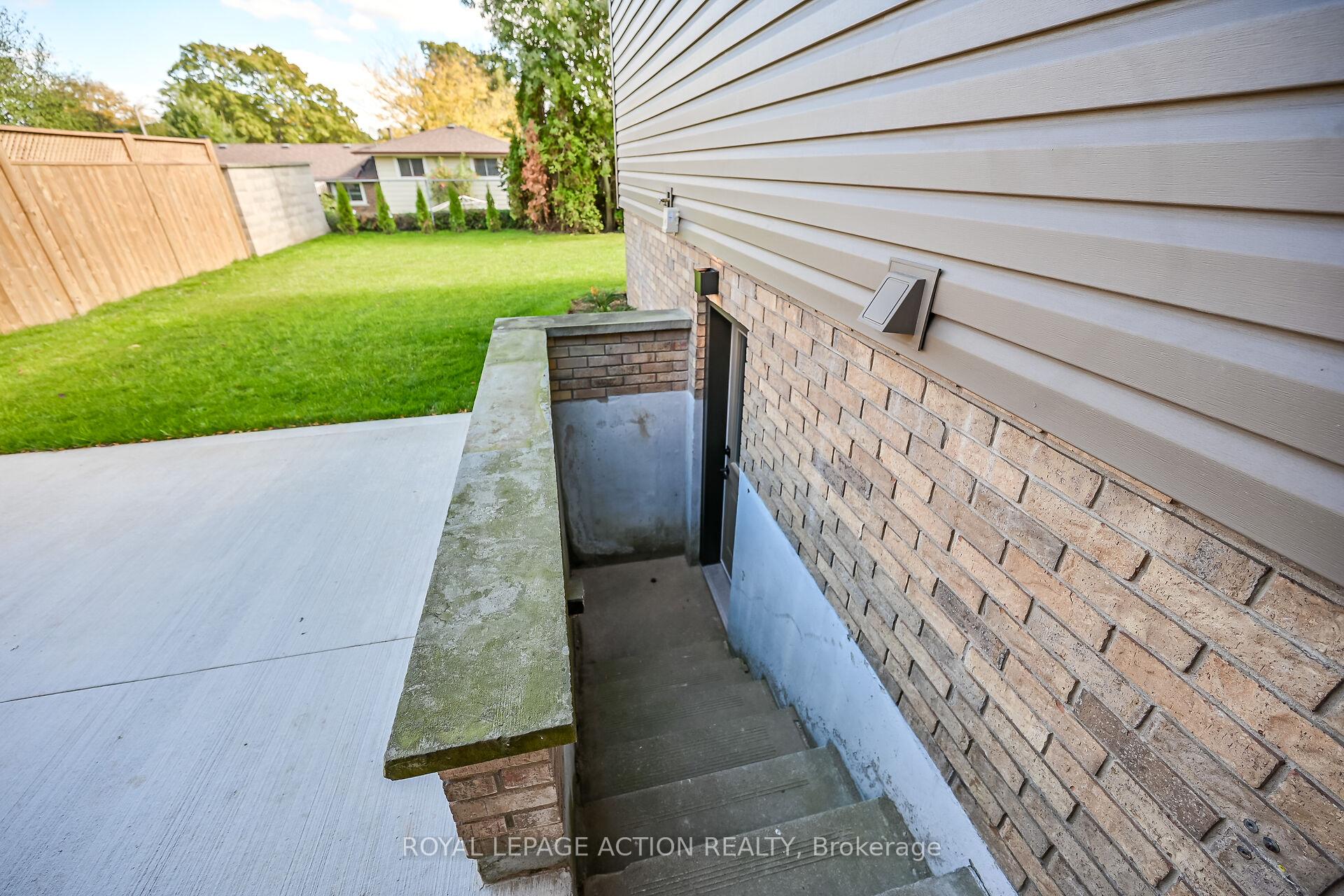 Photo 28 of 19 Wildflower Lane, Brantford — HOMEH