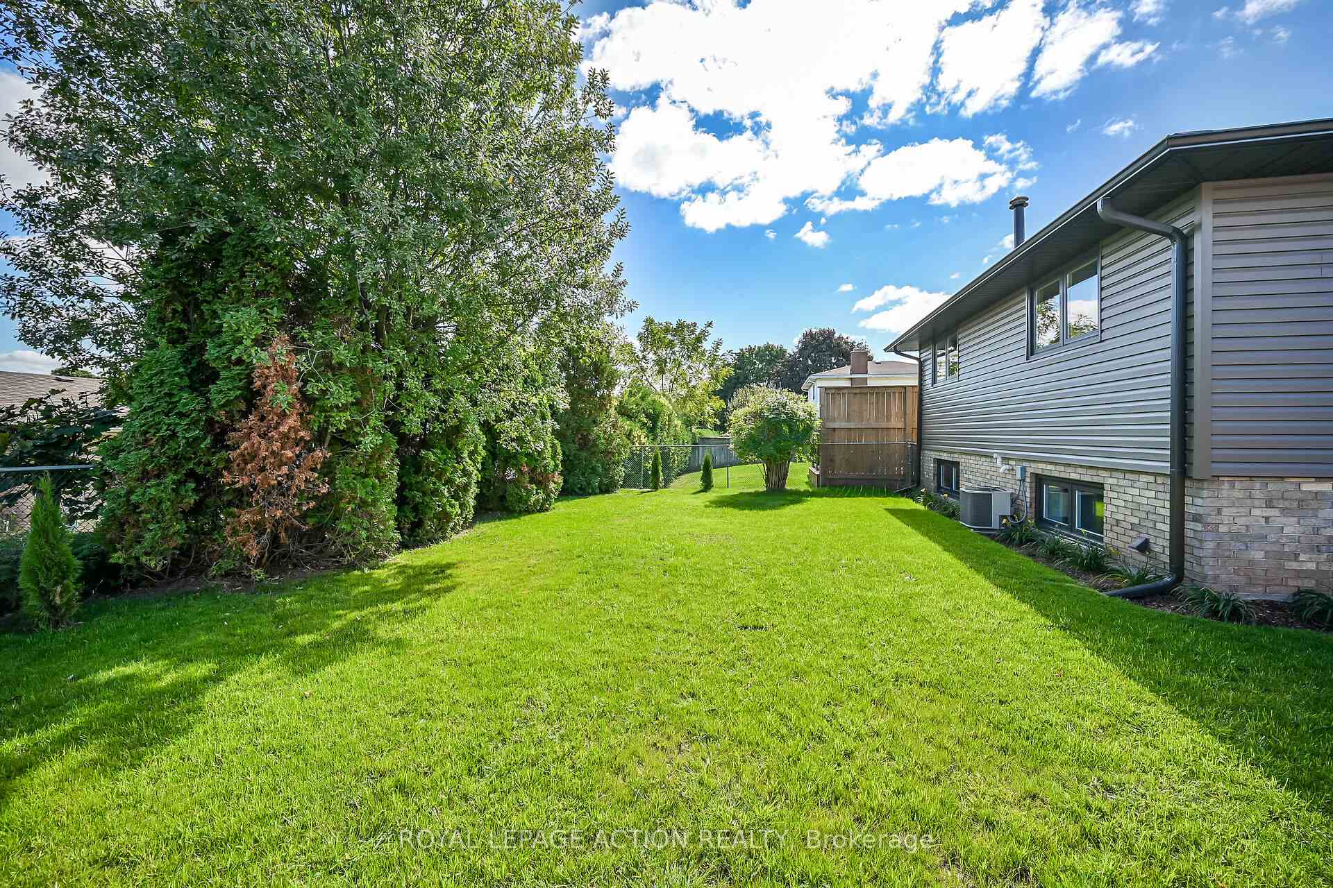 Photo 30 of 19 Wildflower Lane, Brantford — HOMEH