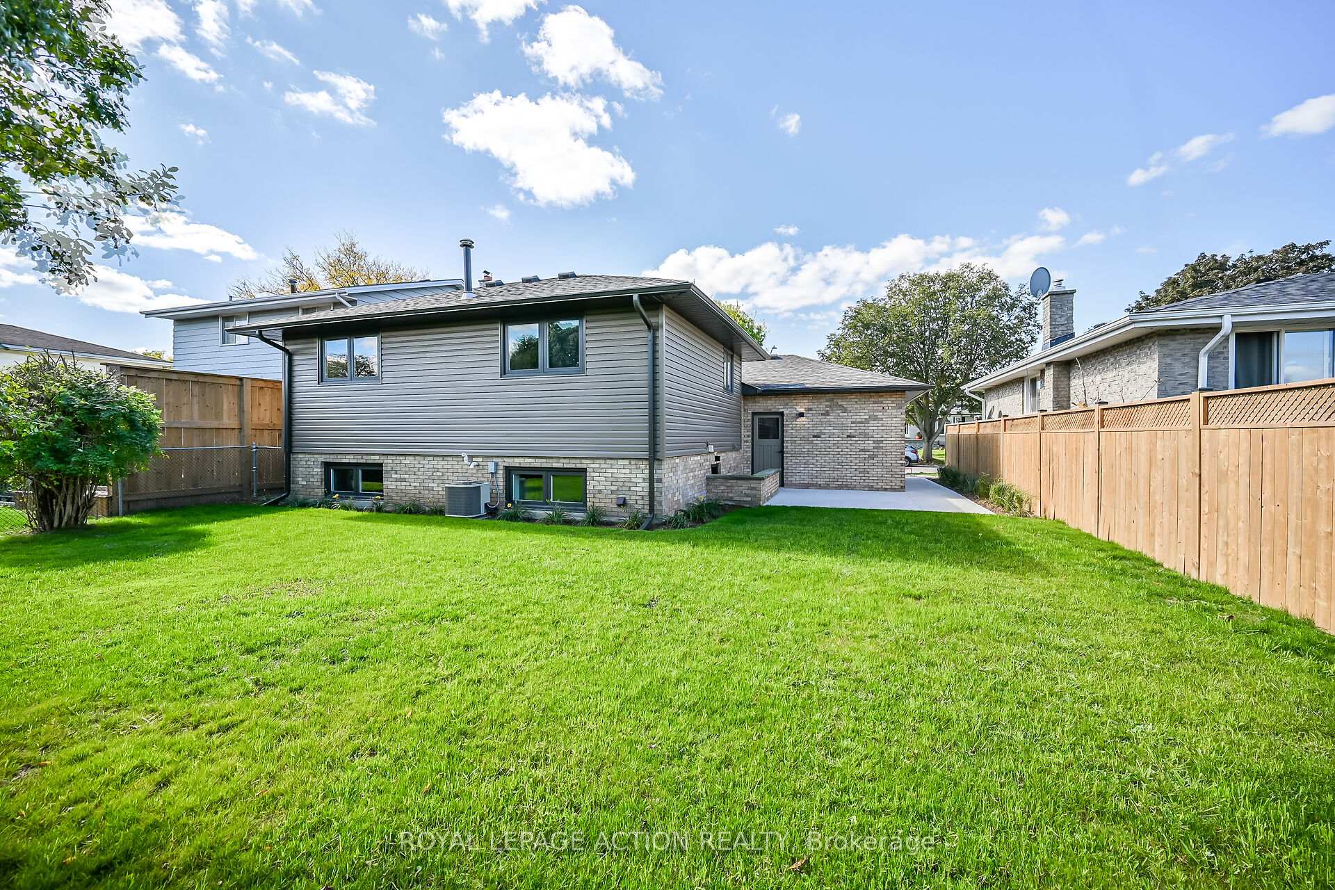 Photo 32 of 19 Wildflower Lane, Brantford — HOMEH