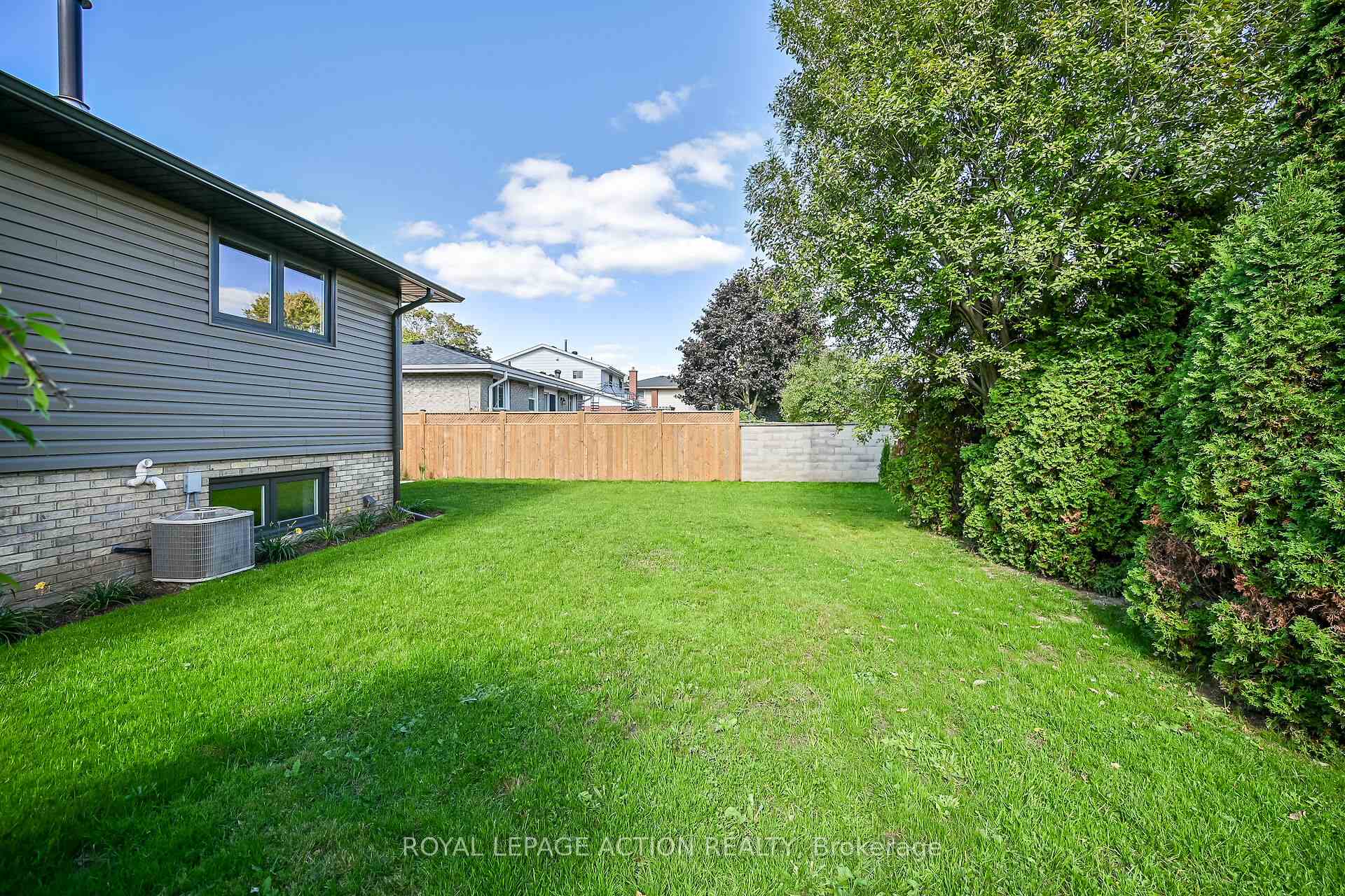 Photo 36 of 19 Wildflower Lane, Brantford — HOMEH