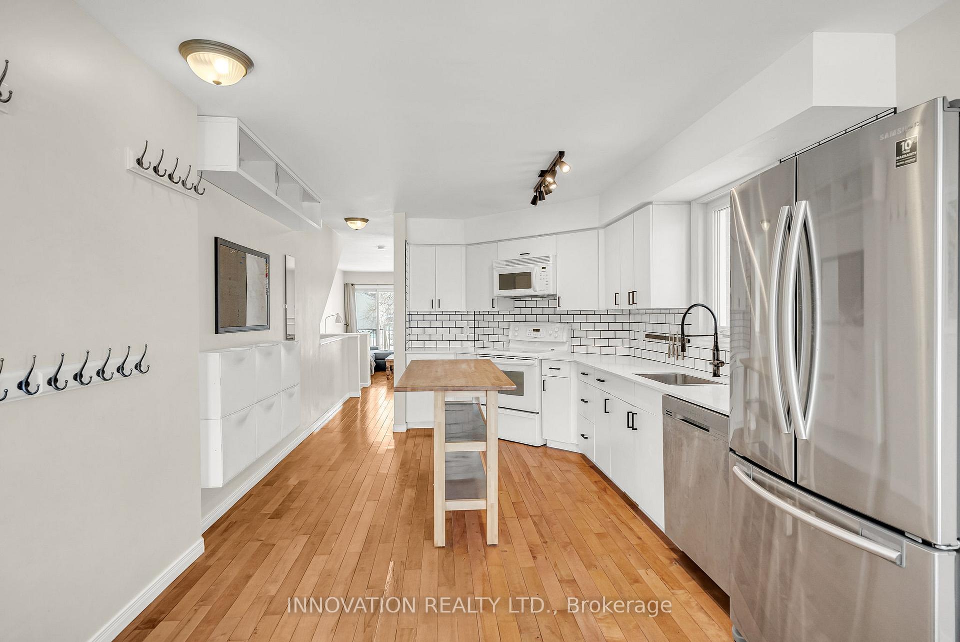Photo 3 of Unit 9, 1657 Locksley Lane, Ottawa, Beaconwood — HOMEH