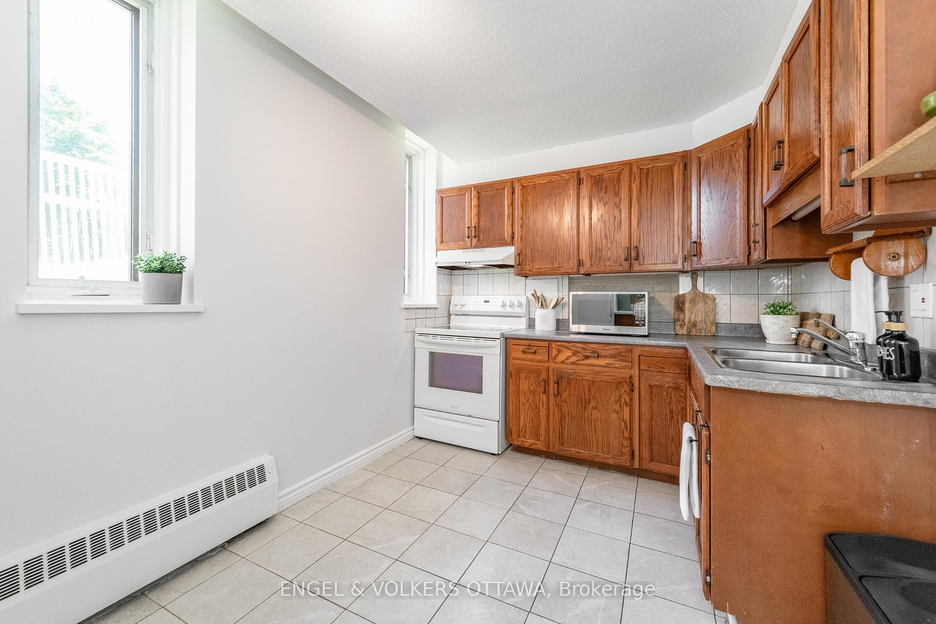 Photo 16 of Unit 8, 1356 Meadowlands Drive E, Ottawa, Borden Farm/Stewart Farm/Carleton Heights/Parkwood Hills — HOMEH